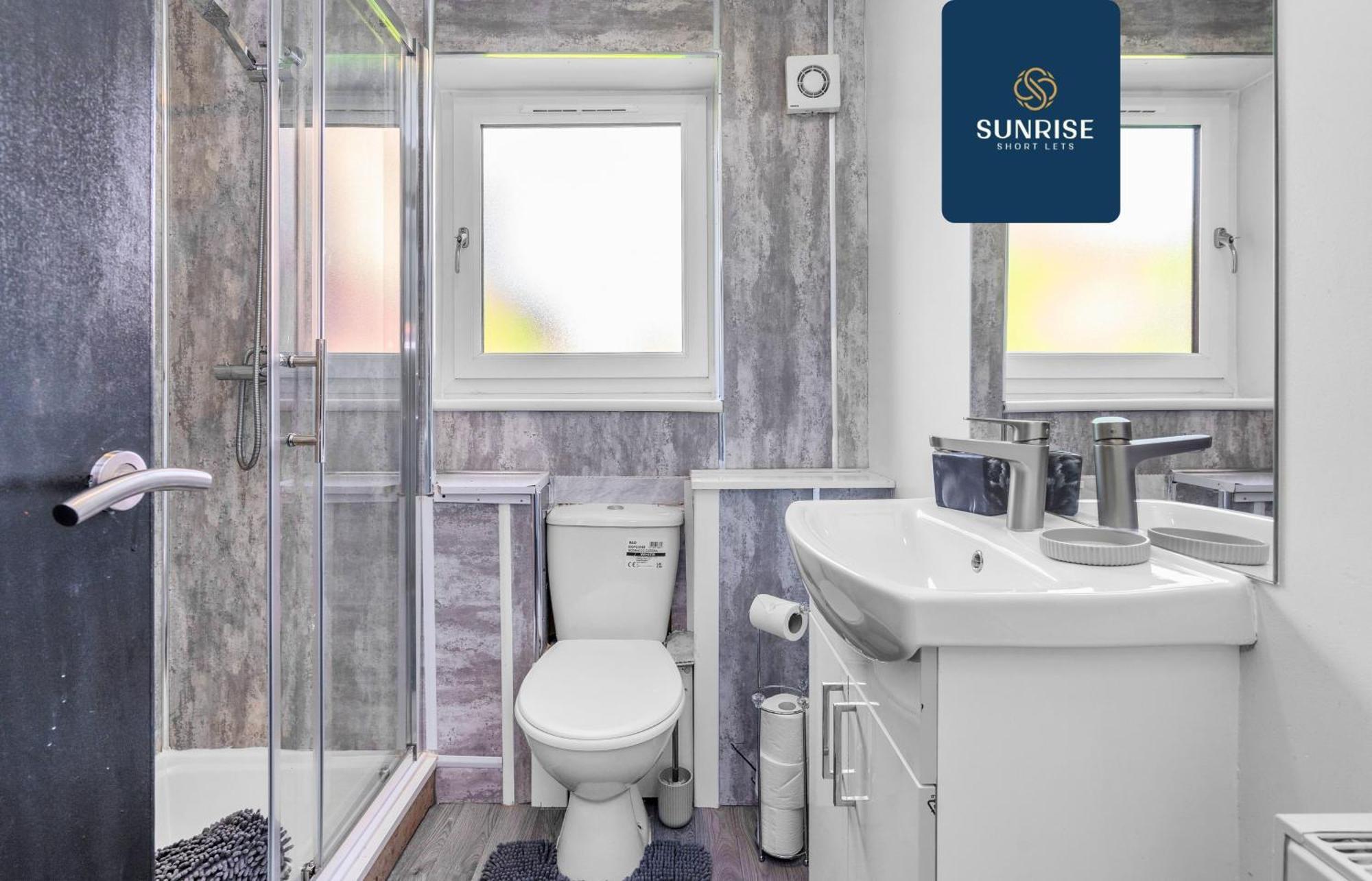 The Clippie, 3 Rooms, 4 Beds, Recently Renovated, Free Wifi, Free Street Parking, Ground Floor, Fully Equipped, Short And Long Rates, Invoice And Reduced Price Only Via Sunrise Short Lets Apartment *