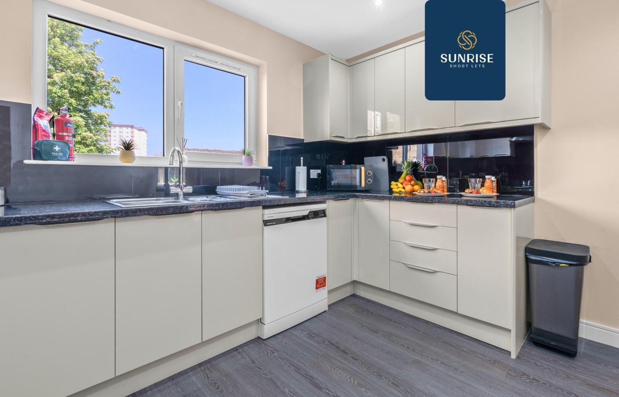 Muirton House, 4 Bed House, 4 Car Driveway, 2 Bathrooms, Smart Tvs In Every Room, Fully Equipped Kitchen, Large Dining And Living Space, Rear Garden, Free Wifi, Mid To Long Stay Rates Available And Price Match Gaurantee By Sunrise Short Lets