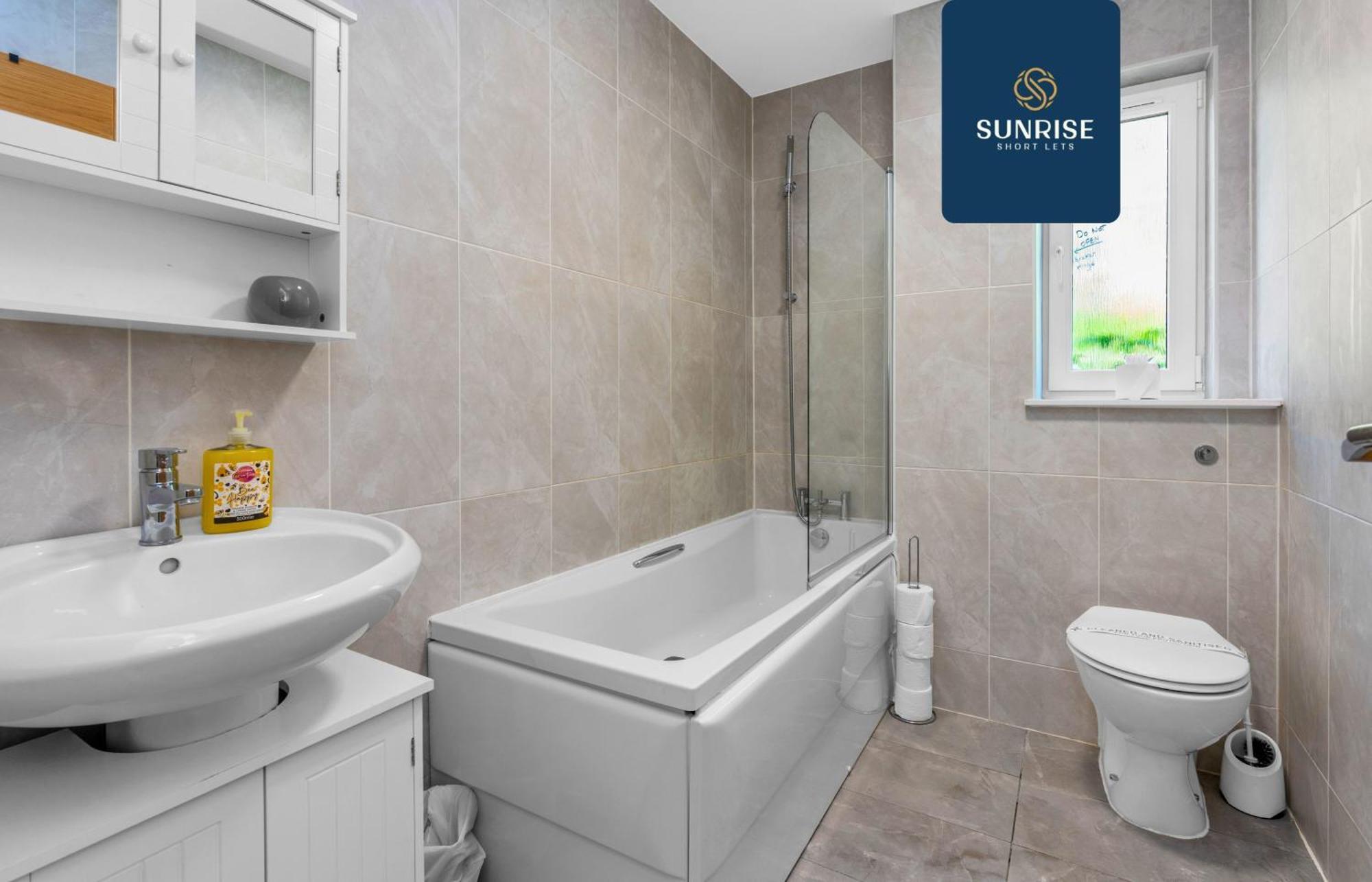 Holiday home Muirton House, 4 Bed House, 4 Car Driveway, 2 Bathrooms, Smart Tvs In Every Room, Fully Equipped Kitchen, Large Dining And Living Space, Rear Garden, Free Wifi, Mid To Long Stay Rates Available And Price Match Gaurantee By Sunrise Short Lets *