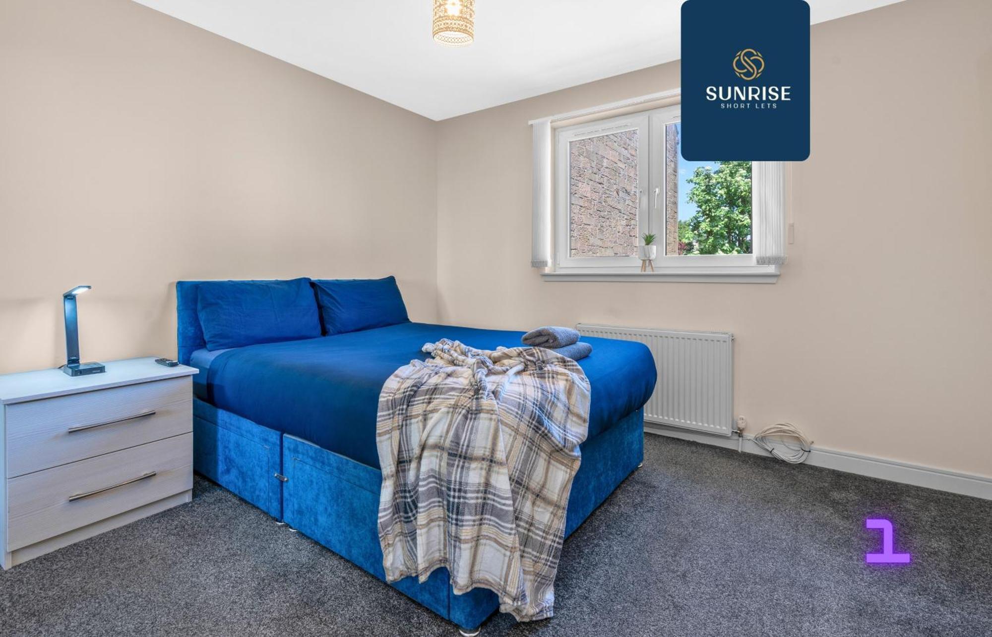 Muirton House, 4 Bed House, 4 Car Driveway, 2 Bathrooms, Smart Tvs In Every Room, Fully Equipped Kitchen, Large Dining And Living Space, Rear Garden, Free Wifi, Mid To Long Stay Rates Available And Price Match Gaurantee By Sunrise Short Lets * Dundee