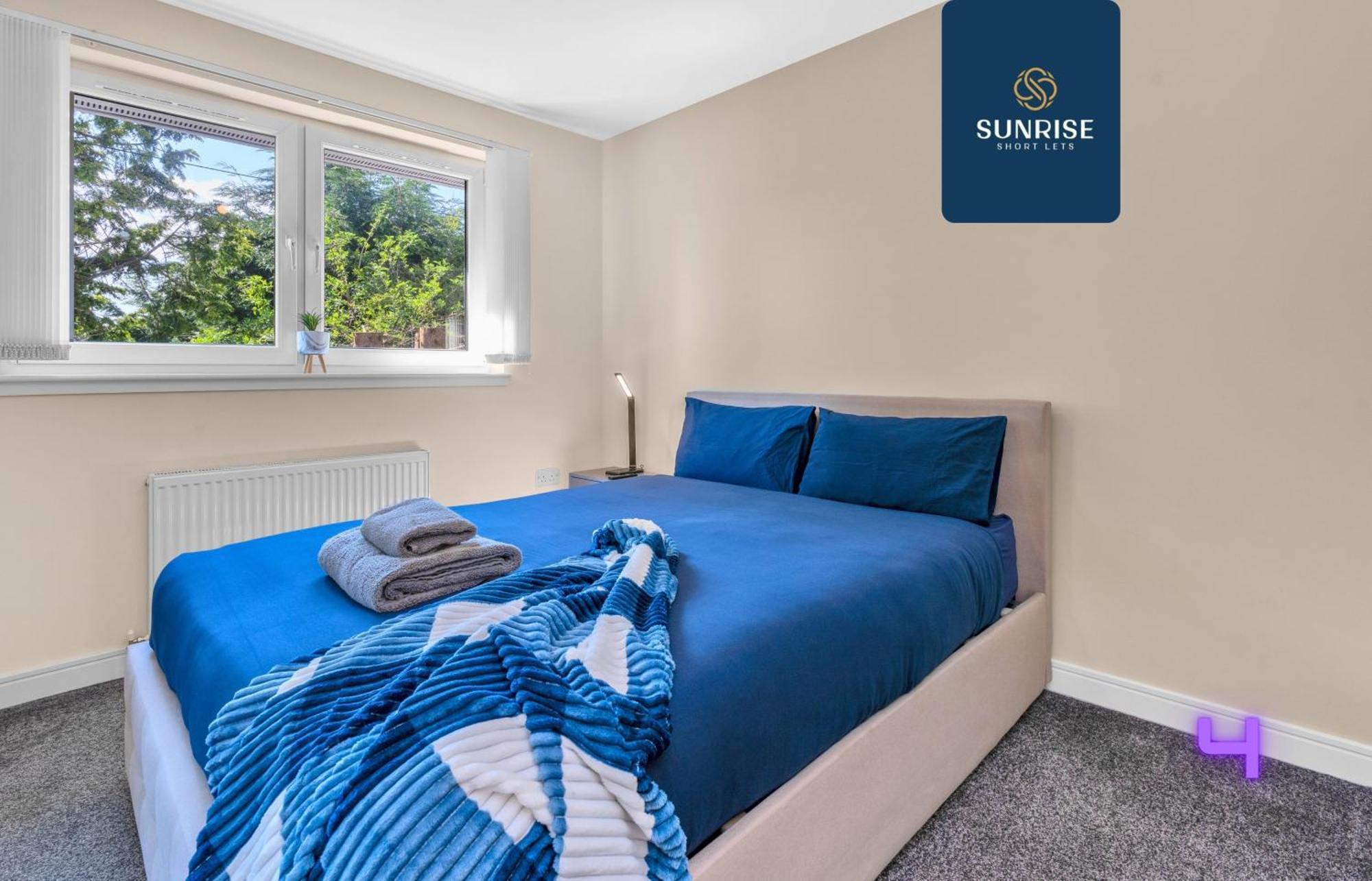 Muirton House, 4 Bed House, 4 Car Driveway, 2 Bathrooms, Smart Tvs In Every Room, Fully Equipped Kitchen, Large Dining And Living Space, Rear Garden, Free Wifi, Mid To Long Stay Rates Available And Price Match Gaurantee By Sunrise Short Lets Holiday home Dundee