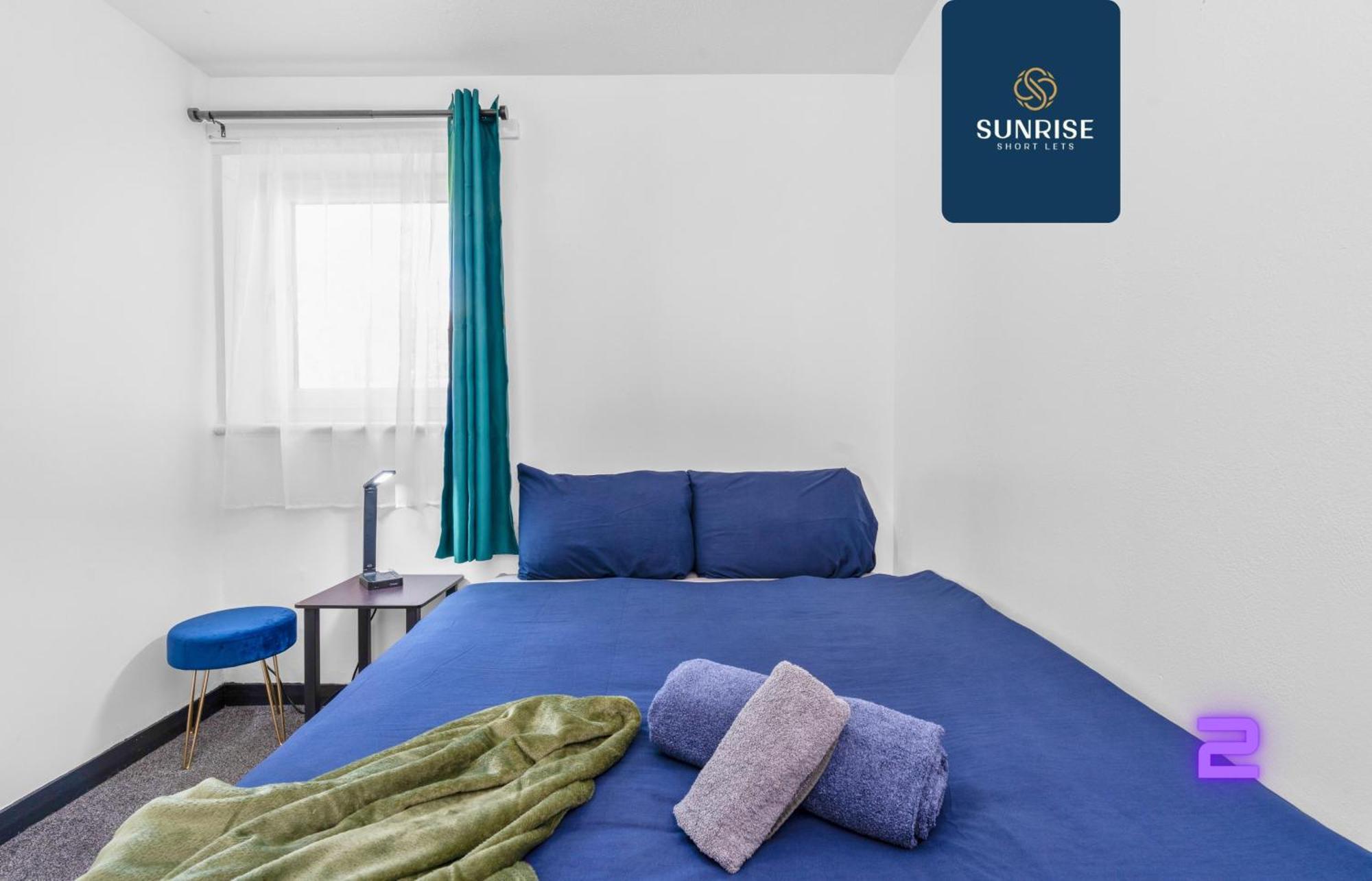 Apartment The Clippie, 3 Rooms, 4 Beds, Recently Renovated, Free Wifi, Free Street Parking, Ground Floor, Fully Equipped, Short And Long Rates, Invoice And Reduced Price Only Via Sunrise Short Lets *