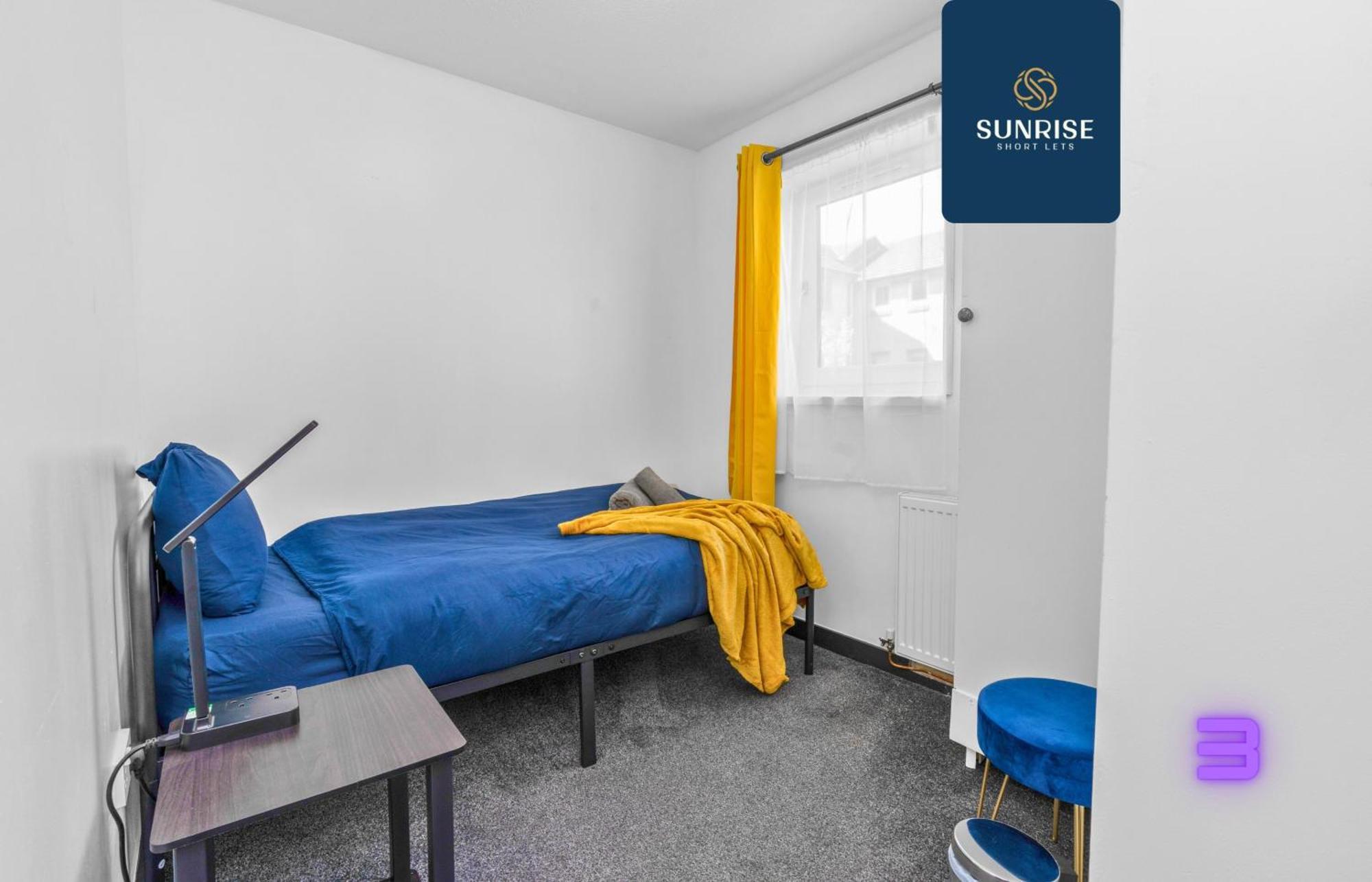 The Clippie, 3 Rooms, 4 Beds, Recently Renovated, Free Wifi, Free Street Parking, Ground Floor, Fully Equipped, Short And Long Rates, Invoice And Reduced Price Only Via Sunrise Short Lets *