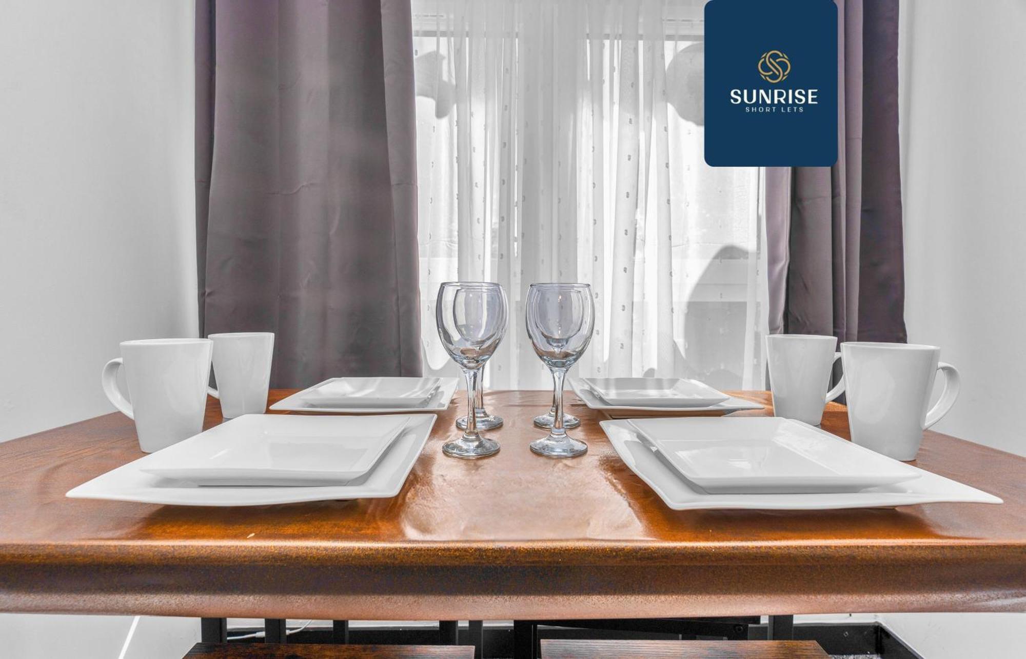 The Clippie, 3 Rooms, 4 Beds, Recently Renovated, Free Wifi, Free Street Parking, Ground Floor, Fully Equipped, Short And Long Rates, Invoice And Reduced Price Only Via Sunrise Short Lets Apartment *