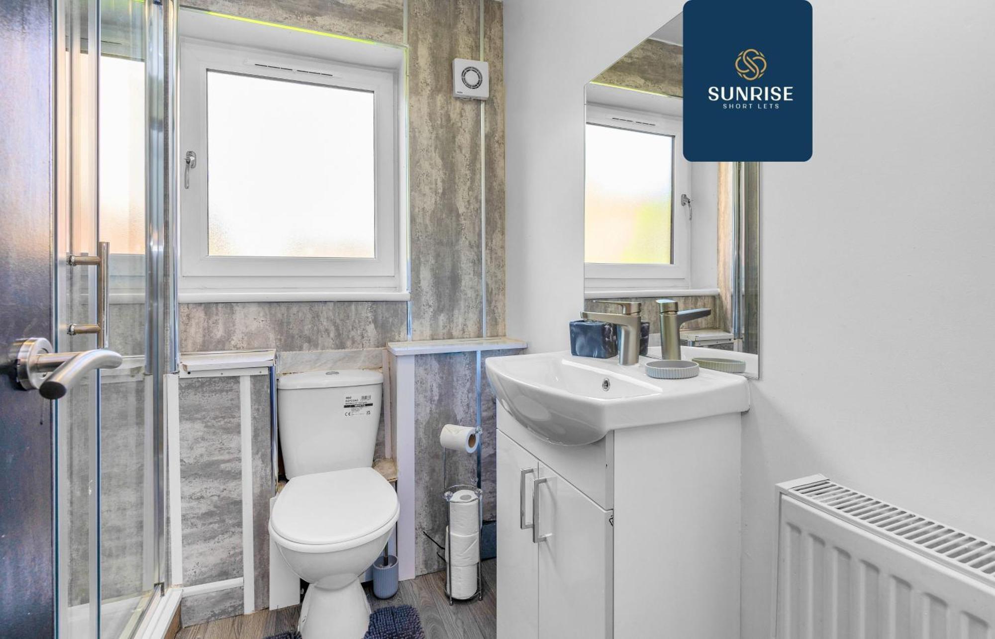 The Clippie, 3 Rooms, 4 Beds, Recently Renovated, Free Wifi, Free Street Parking, Ground Floor, Fully Equipped, Short And Long Rates, Invoice And Reduced Price Only Via Sunrise Short Lets *