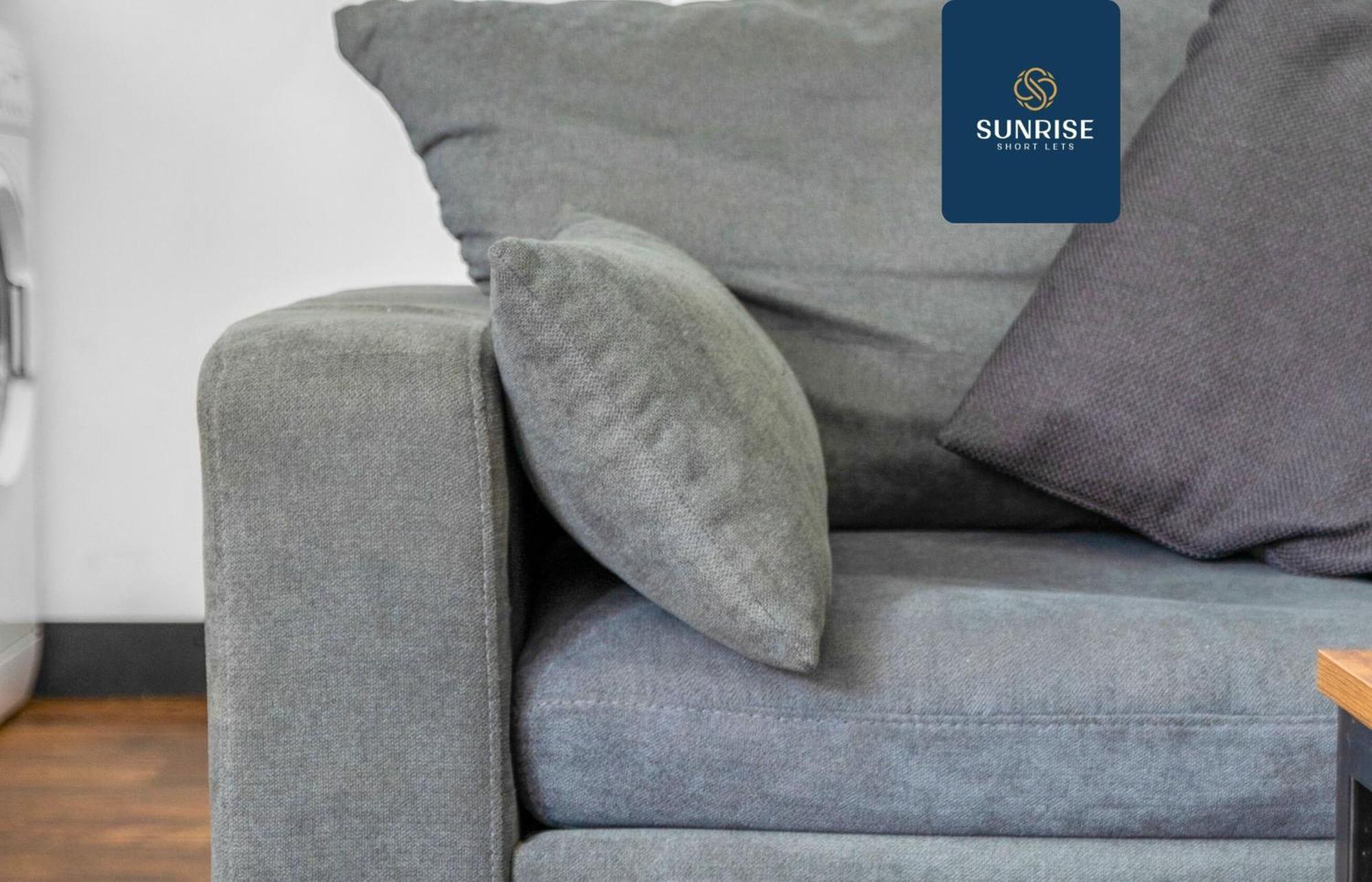 Apartment The Clippie, 3 Rooms, 4 Beds, Recently Renovated, Free Wifi, Free Street Parking, Ground Floor, Fully Equipped, Short And Long Rates, Invoice And Reduced Price Only Via Sunrise Short Lets *