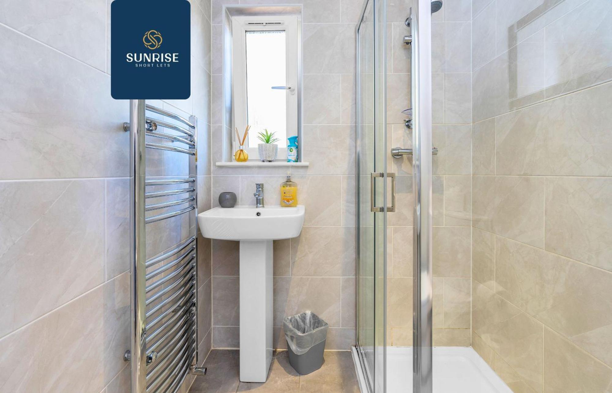 Muirton House, 4 Bed House, 4 Car Driveway, 2 Bathrooms, Smart Tvs In Every Room, Fully Equipped Kitchen, Large Dining And Living Space, Rear Garden, Free Wifi, Mid To Long Stay Rates Available And Price Match Gaurantee By Sunrise Short Lets *