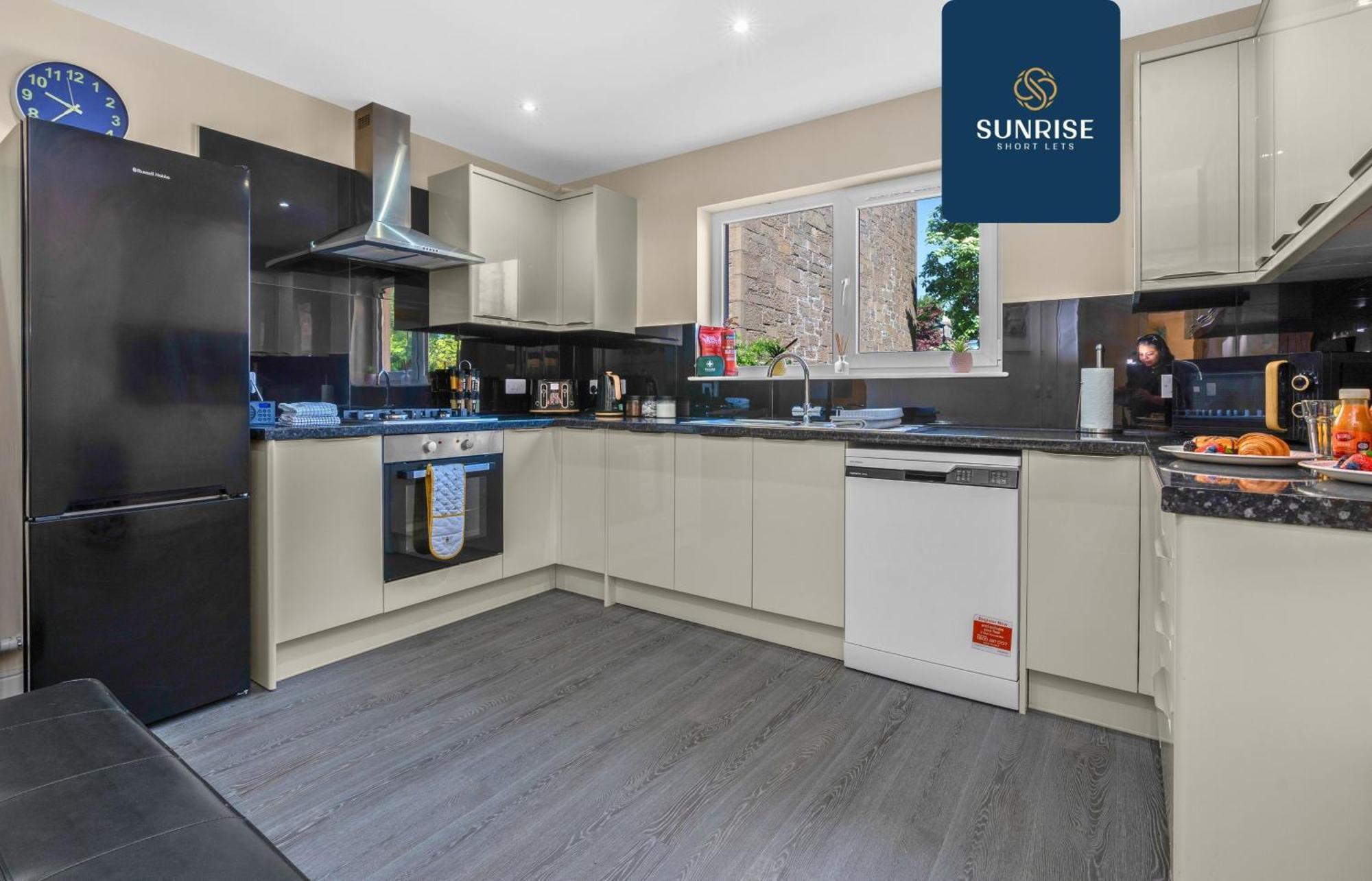 Muirton House, 4 Bed House, 4 Car Driveway, 2 Bathrooms, Smart Tvs In Every Room, Fully Equipped Kitchen, Large Dining And Living Space, Rear Garden, Free Wifi, Mid To Long Stay Rates Available And Price Match Gaurantee By Sunrise Short Lets Holiday home *