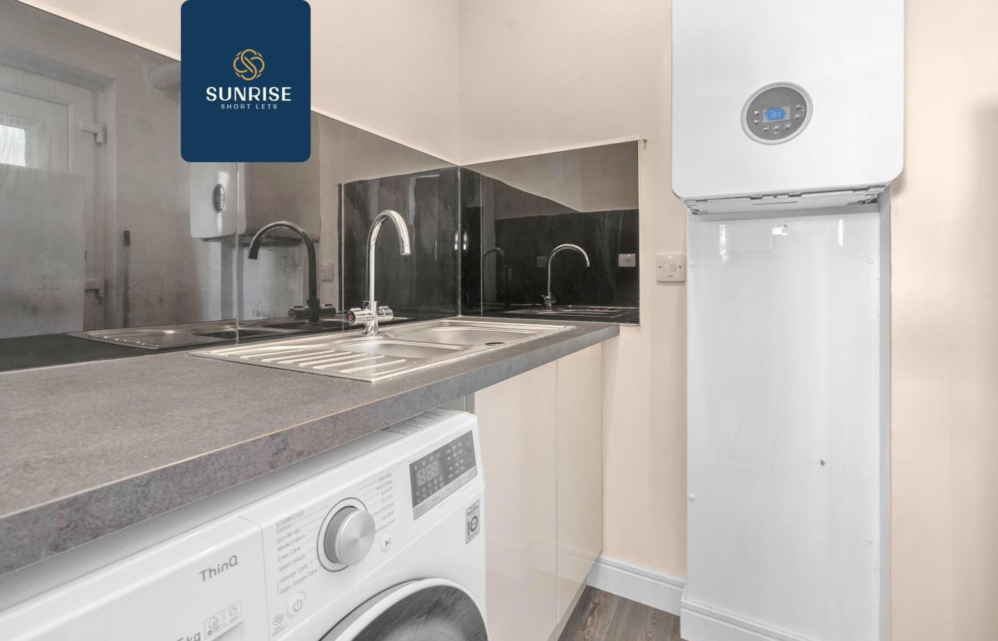 Muirton House, 4 Bed House, 4 Car Driveway, 2 Bathrooms, Smart Tvs In Every Room, Fully Equipped Kitchen, Large Dining And Living Space, Rear Garden, Free Wifi, Mid To Long Stay Rates Available And Price Match Gaurantee By Sunrise Short Lets Holiday home Dundee