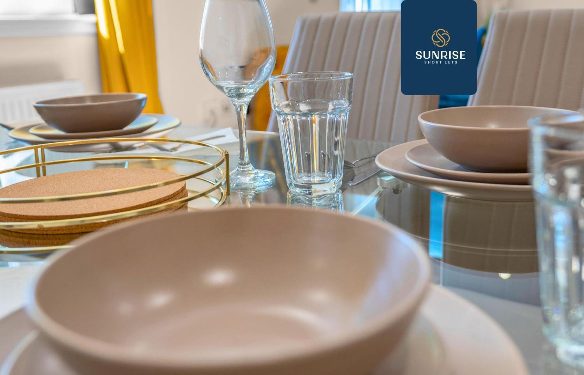 Muirton House, 4 Bed House, 4 Car Driveway, 2 Bathrooms, Smart Tvs In Every Room, Fully Equipped Kitchen, Large Dining And Living Space, Rear Garden, Free Wifi, Mid To Long Stay Rates Available And Price Match Gaurantee By Sunrise Short Lets *