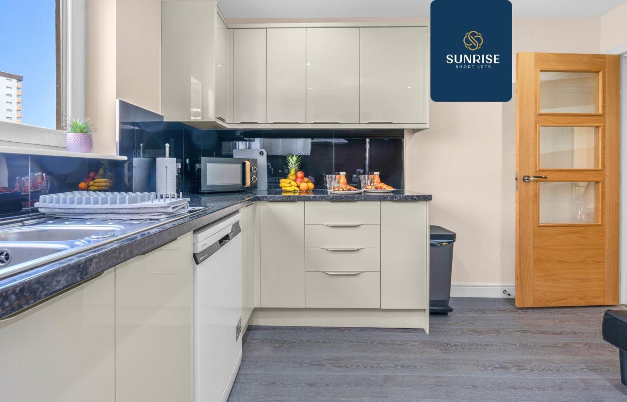 Muirton House, 4 Bed House, 4 Car Driveway, 2 Bathrooms, Smart Tvs In Every Room, Fully Equipped Kitchen, Large Dining And Living Space, Rear Garden, Free Wifi, Mid To Long Stay Rates Available And Price Match Gaurantee By Sunrise Short Lets *