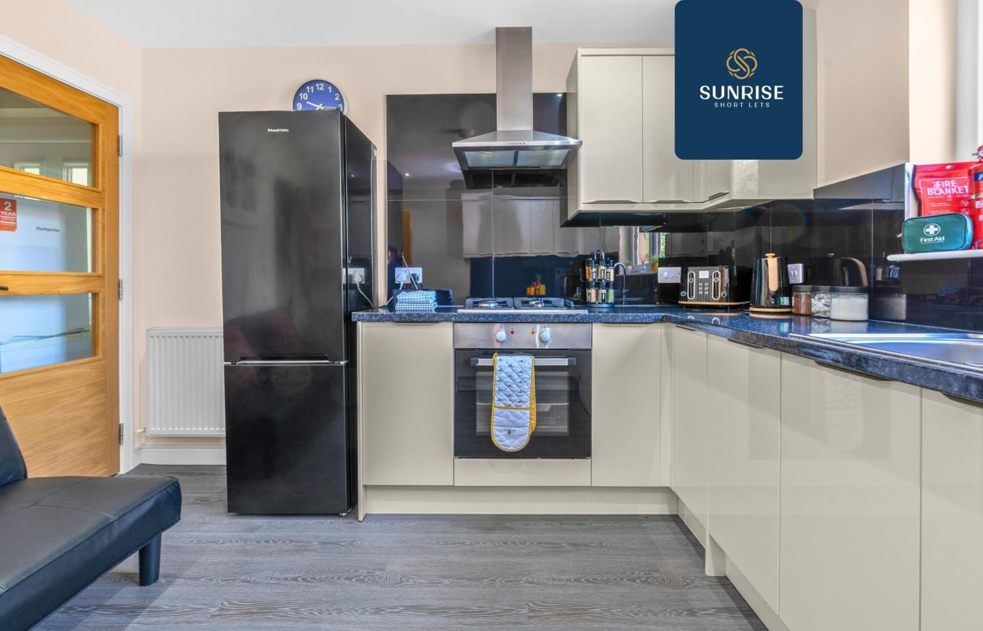 Holiday home Muirton House, 4 Bed House, 4 Car Driveway, 2 Bathrooms, Smart Tvs In Every Room, Fully Equipped Kitchen, Large Dining And Living Space, Rear Garden, Free Wifi, Mid To Long Stay Rates Available And Price Match Gaurantee By Sunrise Short Lets