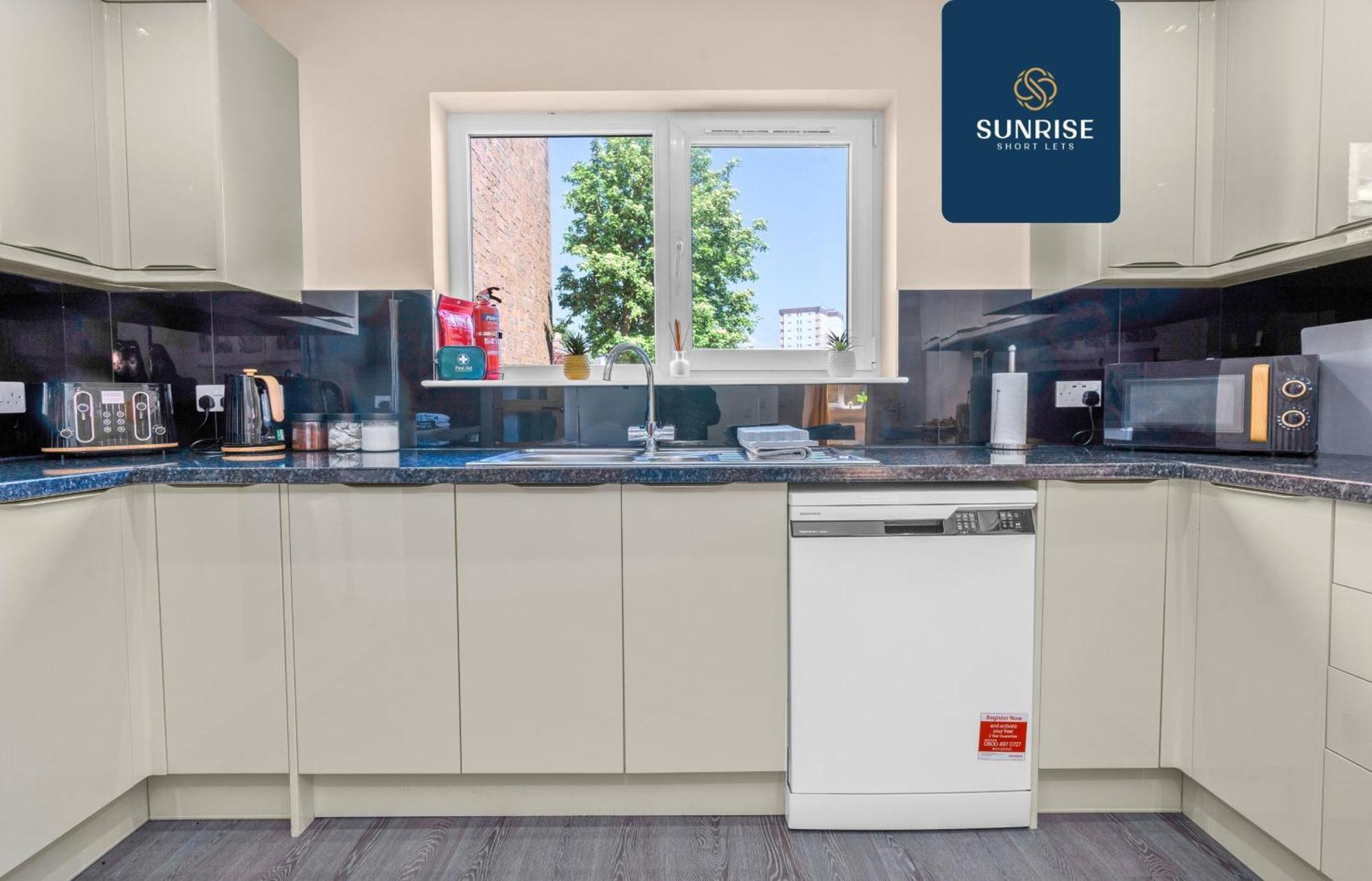 Holiday home Muirton House, 4 Bed House, 4 Car Driveway, 2 Bathrooms, Smart Tvs In Every Room, Fully Equipped Kitchen, Large Dining And Living Space, Rear Garden, Free Wifi, Mid To Long Stay Rates Available And Price Match Gaurantee By Sunrise Short Lets