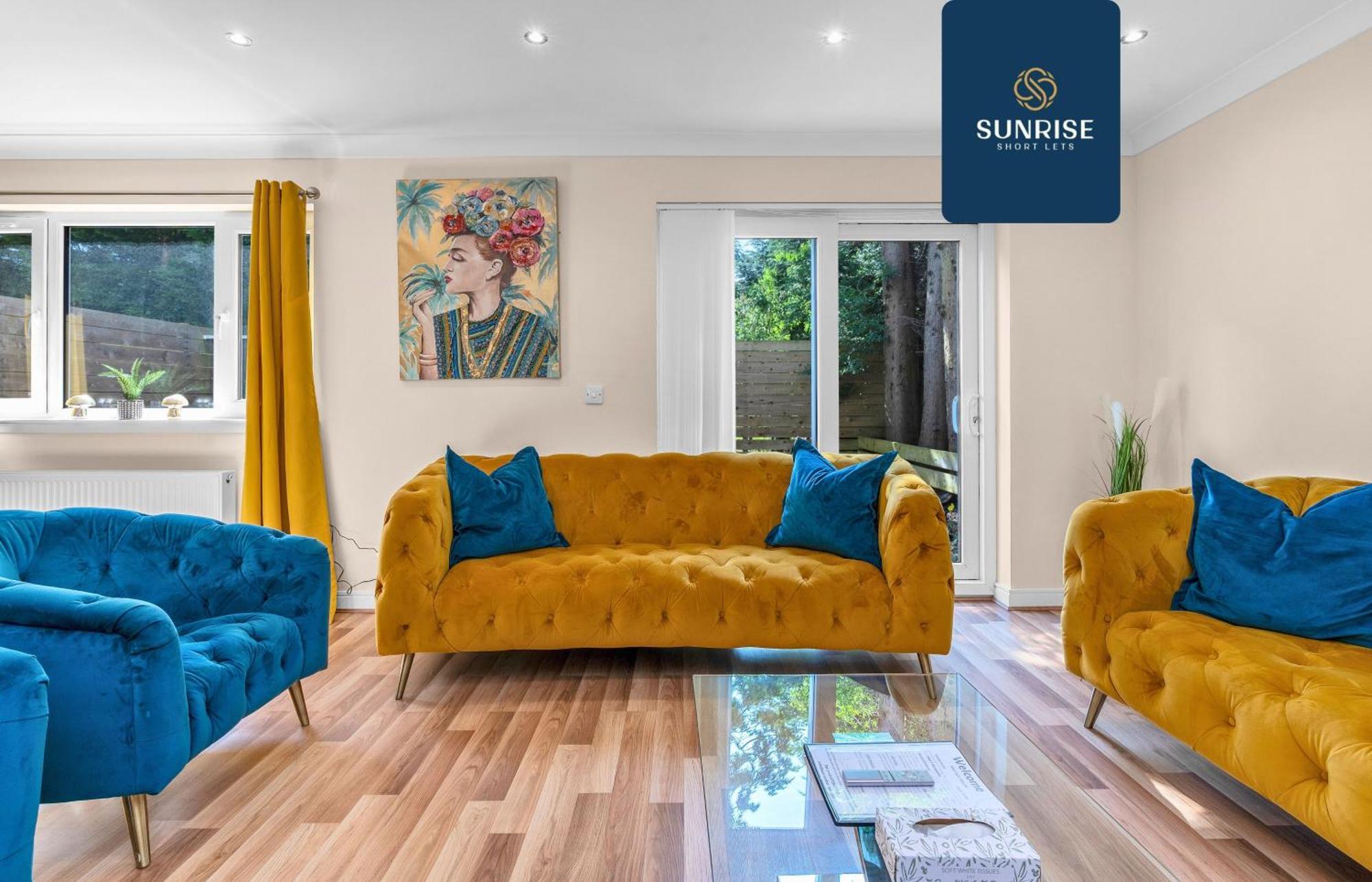 Muirton House, 4 Bed House, 4 Car Driveway, 2 Bathrooms, Smart Tvs In Every Room, Fully Equipped Kitchen, Large Dining And Living Space, Rear Garden, Free Wifi, Mid To Long Stay Rates Available And Price Match Gaurantee By Sunrise Short Lets * Dundee
