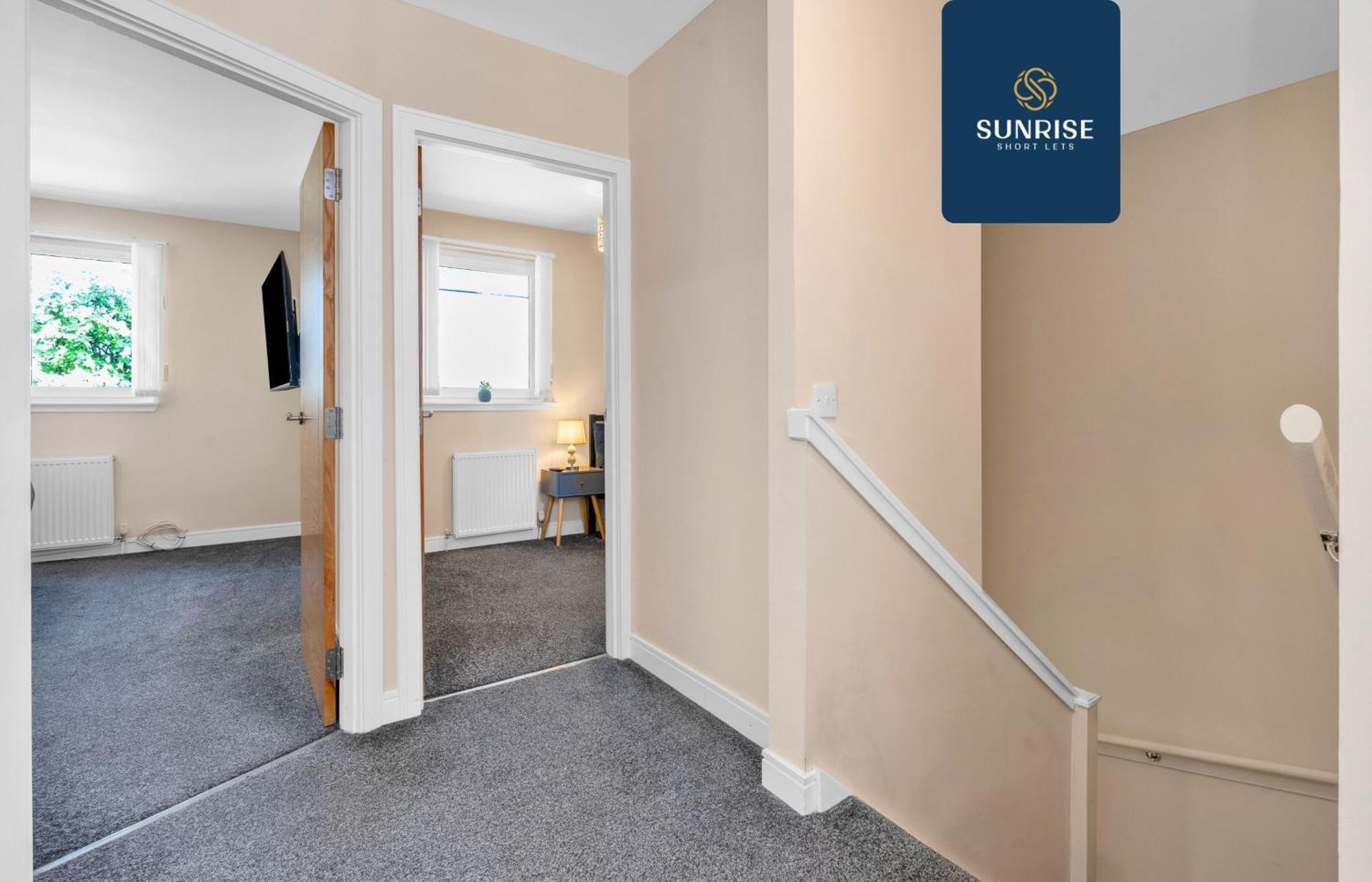 Holiday home Muirton House, 4 Bed House, 4 Car Driveway, 2 Bathrooms, Smart Tvs In Every Room, Fully Equipped Kitchen, Large Dining And Living Space, Rear Garden, Free Wifi, Mid To Long Stay Rates Available And Price Match Gaurantee By Sunrise Short Lets *