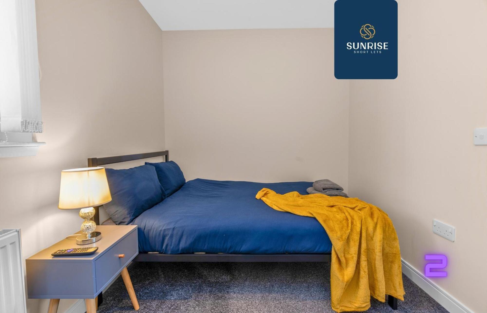 Muirton House, 4 Bed House, 4 Car Driveway, 2 Bathrooms, Smart Tvs In Every Room, Fully Equipped Kitchen, Large Dining And Living Space, Rear Garden, Free Wifi, Mid To Long Stay Rates Available And Price Match Gaurantee By Sunrise Short Lets Holiday home *