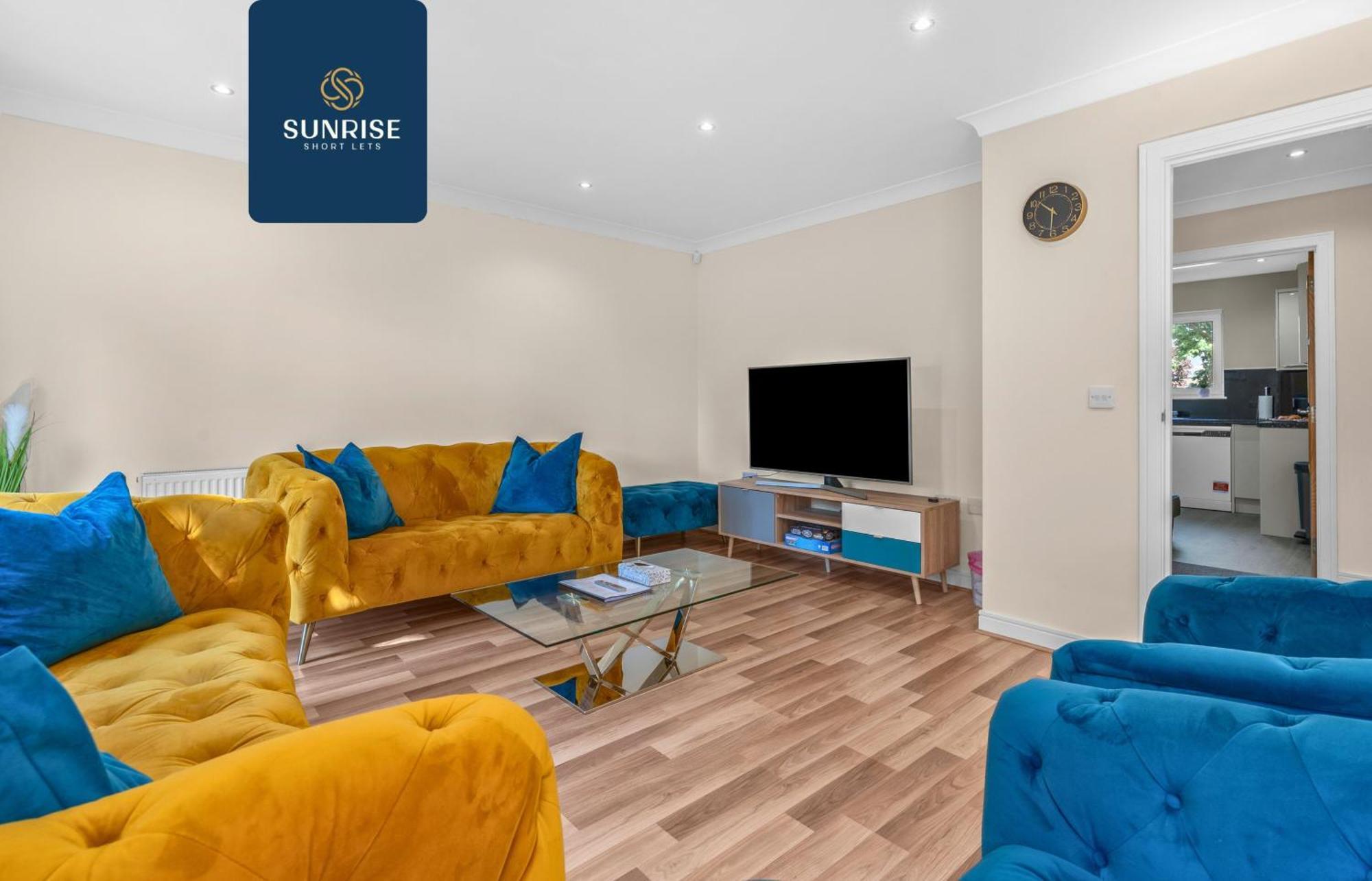 Muirton House, 4 Bed House, 4 Car Driveway, 2 Bathrooms, Smart Tvs In Every Room, Fully Equipped Kitchen, Large Dining And Living Space, Rear Garden, Free Wifi, Mid To Long Stay Rates Available And Price Match Gaurantee By Sunrise Short Lets Holiday home Dundee