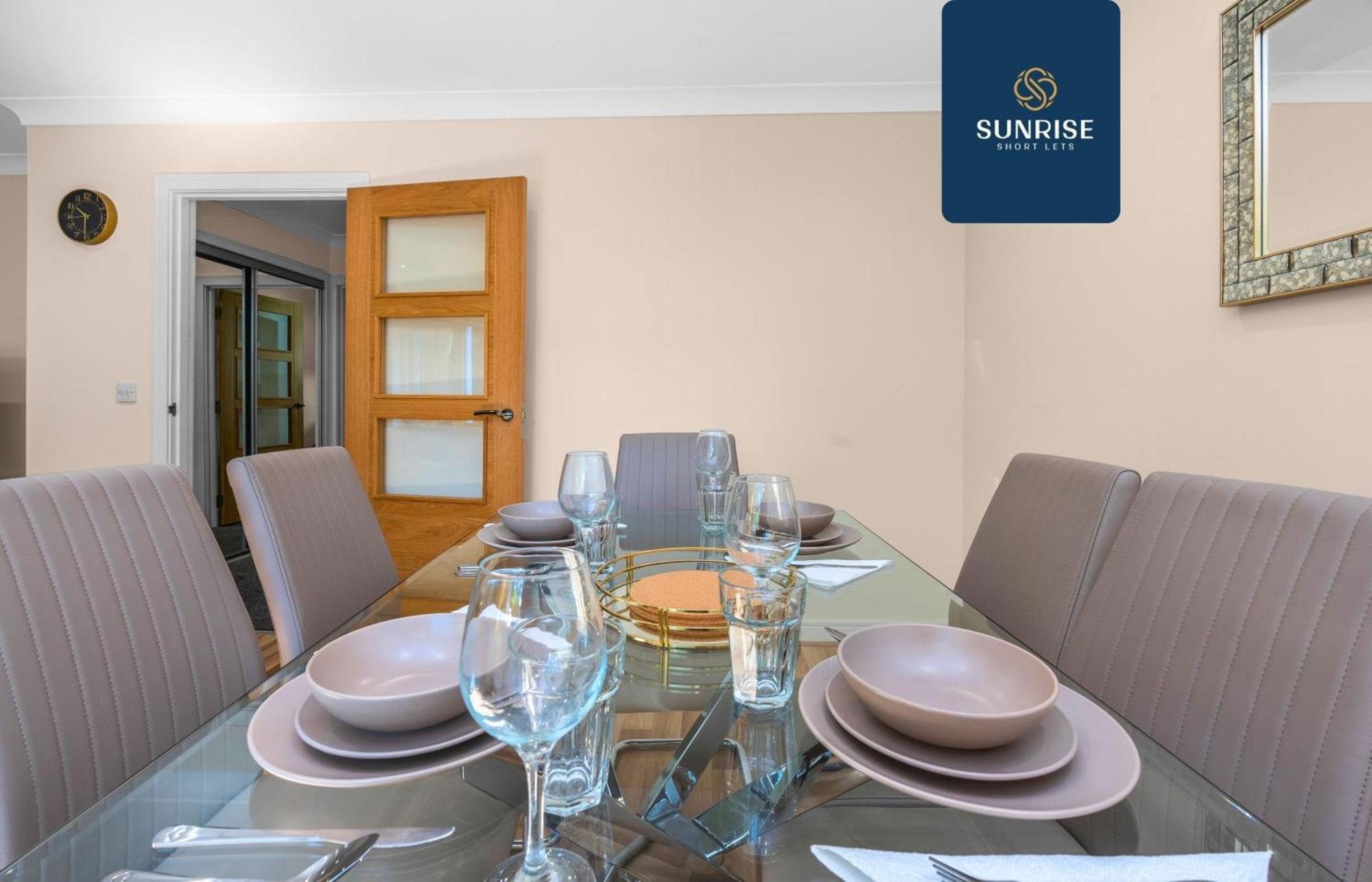 Muirton House, 4 Bed House, 4 Car Driveway, 2 Bathrooms, Smart Tvs In Every Room, Fully Equipped Kitchen, Large Dining And Living Space, Rear Garden, Free Wifi, Mid To Long Stay Rates Available And Price Match Gaurantee By Sunrise Short Lets