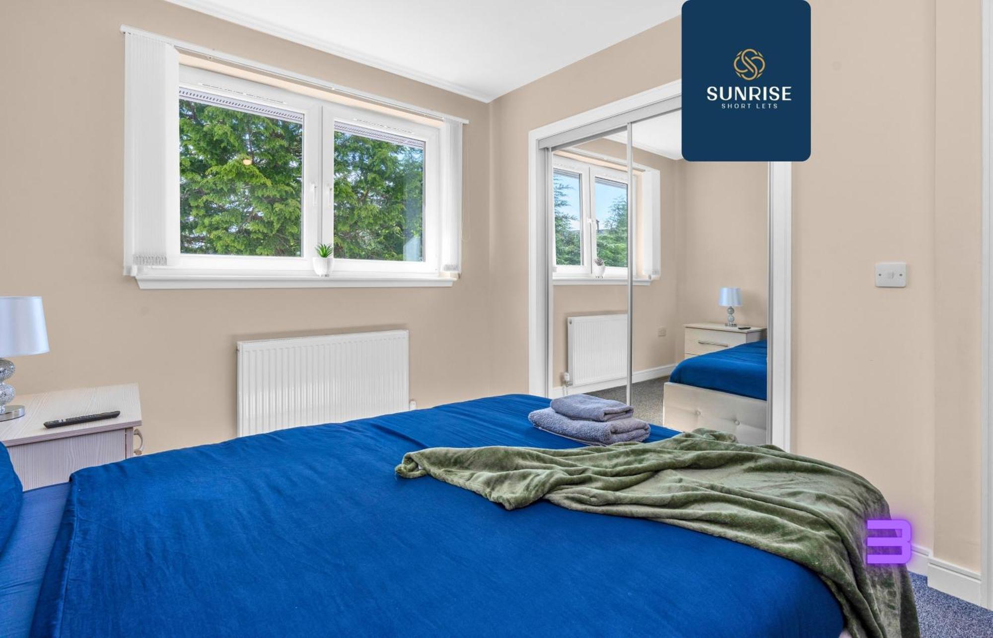 Holiday home Muirton House, 4 Bed House, 4 Car Driveway, 2 Bathrooms, Smart Tvs In Every Room, Fully Equipped Kitchen, Large Dining And Living Space, Rear Garden, Free Wifi, Mid To Long Stay Rates Available And Price Match Gaurantee By Sunrise Short Lets