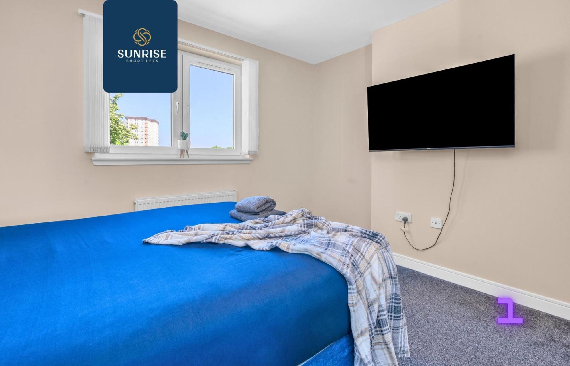 Holiday home Muirton House, 4 Bed House, 4 Car Driveway, 2 Bathrooms, Smart Tvs In Every Room, Fully Equipped Kitchen, Large Dining And Living Space, Rear Garden, Free Wifi, Mid To Long Stay Rates Available And Price Match Gaurantee By Sunrise Short Lets Dundee