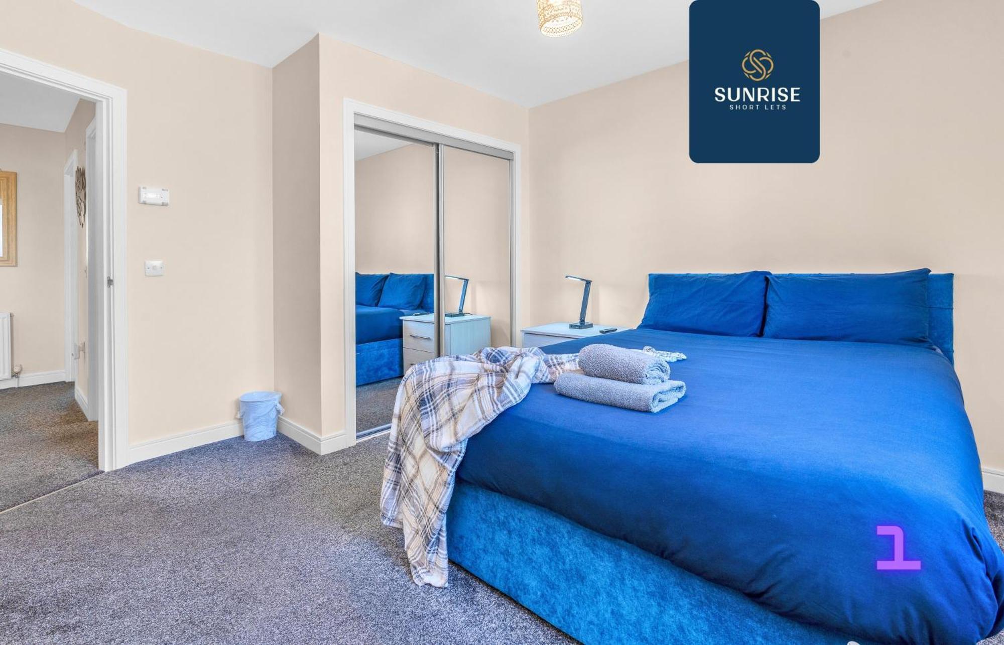 Muirton House, 4 Bed House, 4 Car Driveway, 2 Bathrooms, Smart Tvs In Every Room, Fully Equipped Kitchen, Large Dining And Living Space, Rear Garden, Free Wifi, Mid To Long Stay Rates Available And Price Match Gaurantee By Sunrise Short Lets Holiday home Dundee