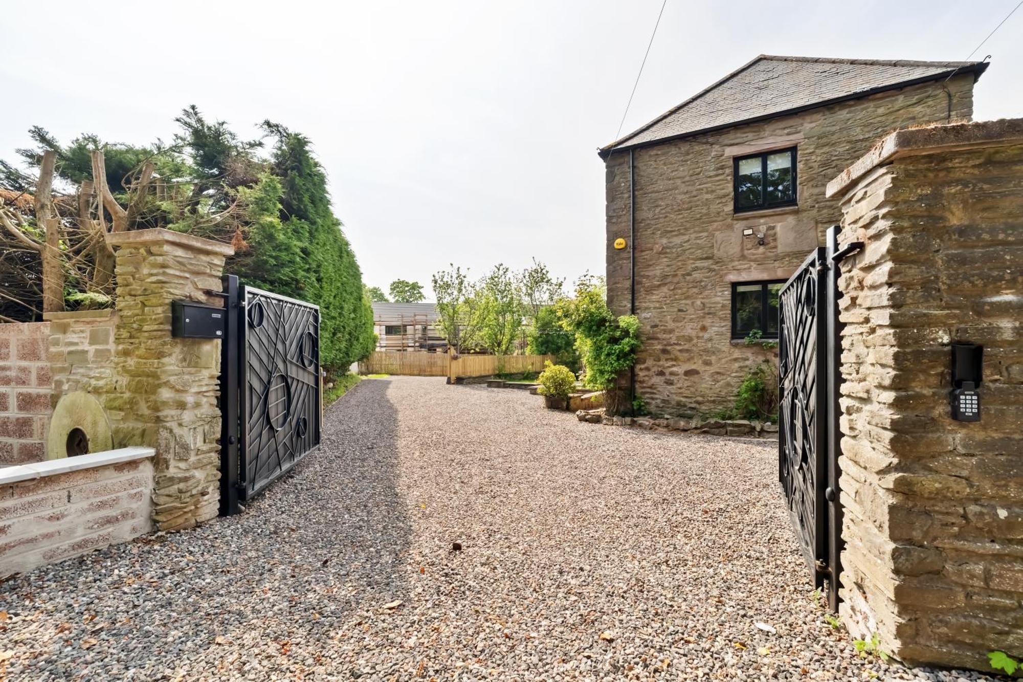 Flour Mill House At Pitkerro Mill, 4 Double Bedrooms, Tvs, 3 En-suite, Separate Shower, Wc, Fully Equipped Kitchen, Games Room, Large Family Lounge, Private Parking, Wifi, Private Garden And Courtyard, Long Rates Available Through Honeycomb Host