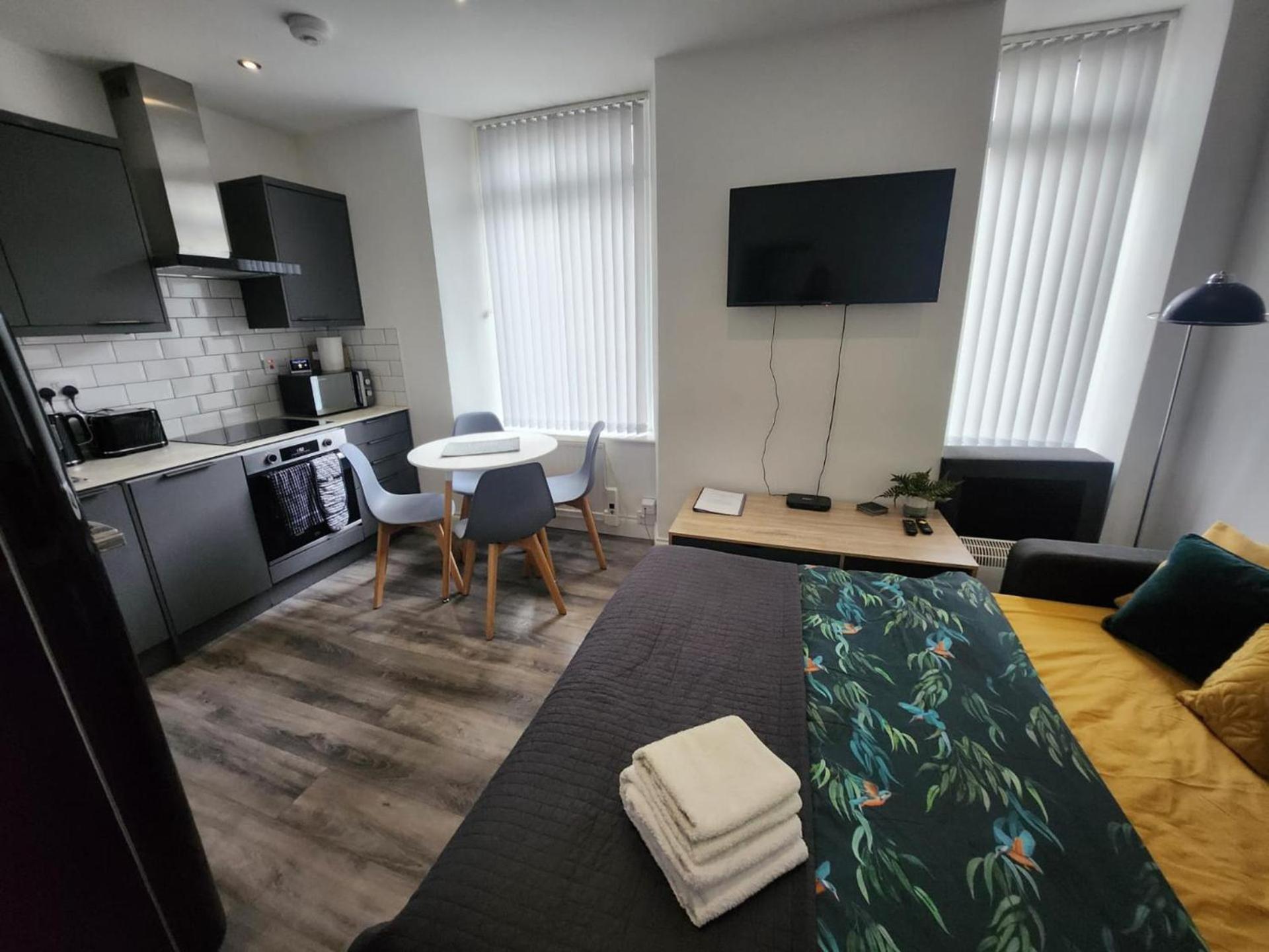 - Sleeps 4 - Pet Friendly * Dundee