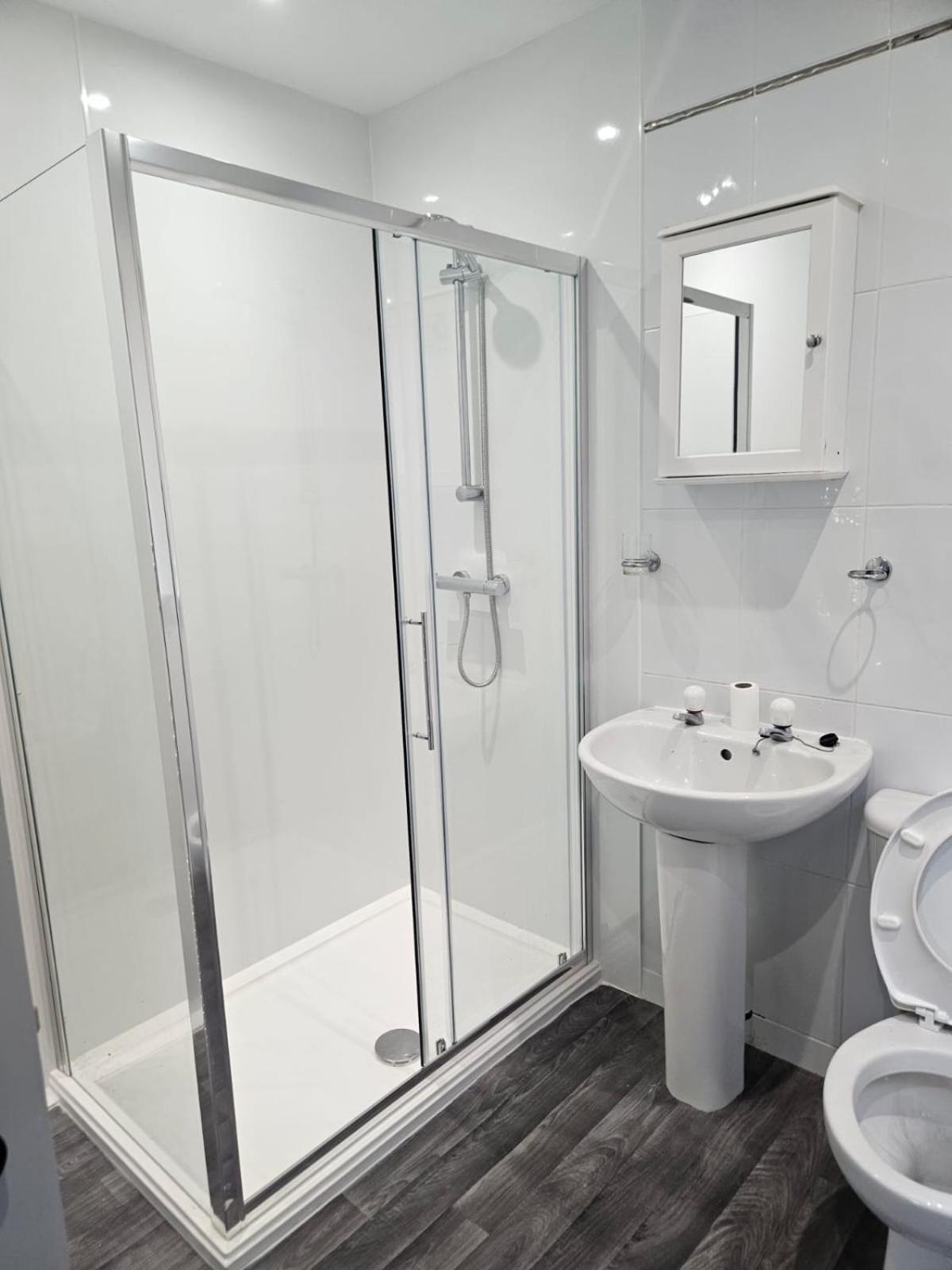 Langley House, 5 Bed, Doubles With Smart Tv, 3 Bath, 2 Lounges, Fully Equipped Kitchen, Free Parking, Perfect For Business, Trades, Golf And Relocation 5 Min To Eden And Port Projects Wifi, Smart Tv, Garden, Dishwasher Apartamento *