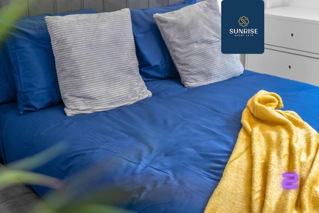 Springhill Townhouse, 3 Bedrooms, 2 Kings, 1 Single, Great Views, Newly Refurbished, Free Parking, Free Wifi, River View, Dock, Eden Views, Price Match Gaurantee By Sunrise Short Lets Dundee *