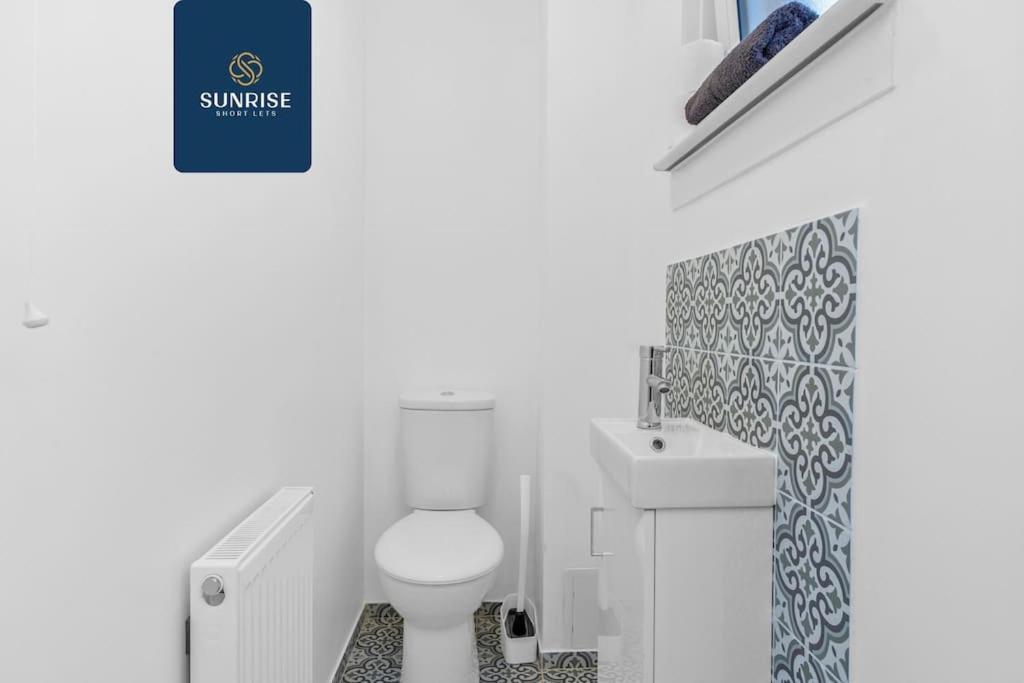 Springhill Townhouse, 3 Bedrooms, 2 Kings, 1 Single, Great Views, Newly Refurbished, Free Parking, Free Wifi, River View, Dock, Eden Views, Price Match Gaurantee By Sunrise Short Lets Dundee Holiday home Dundee