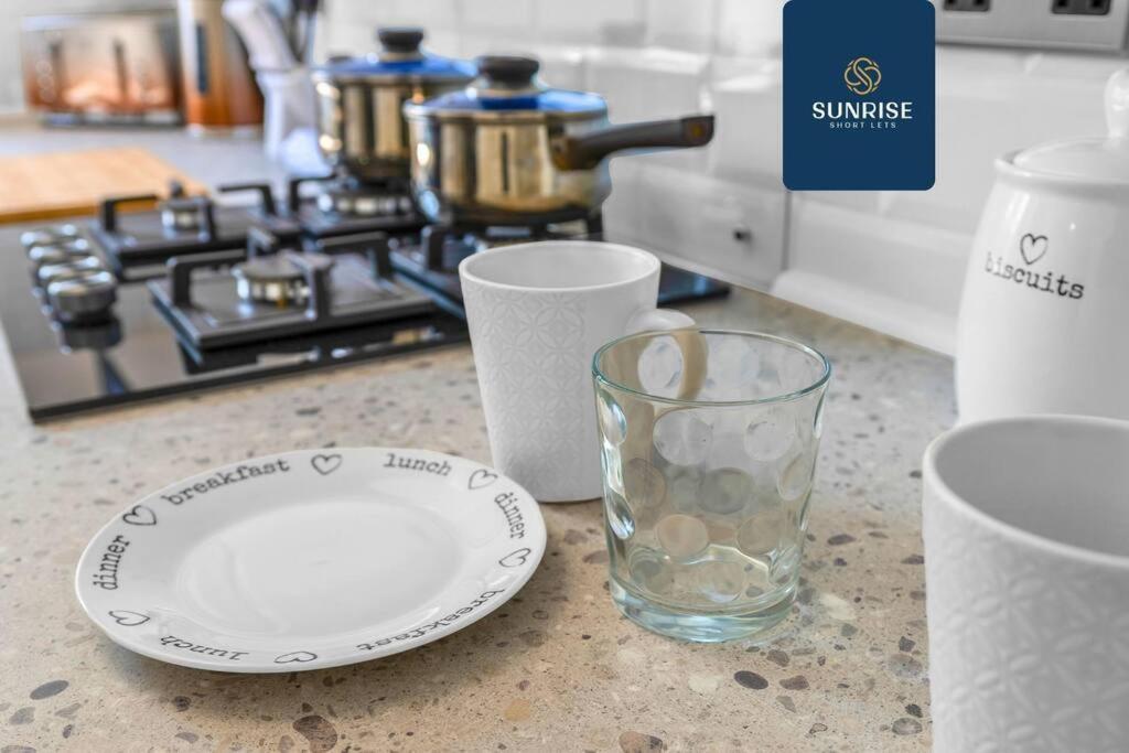 Springhill Townhouse, 3 Bedrooms, 2 Kings, 1 Single, Great Views, Newly Refurbished, Free Parking, Free Wifi, River View, Dock, Eden Views, Price Match Gaurantee By Sunrise Short Lets Dundee * Dundee
