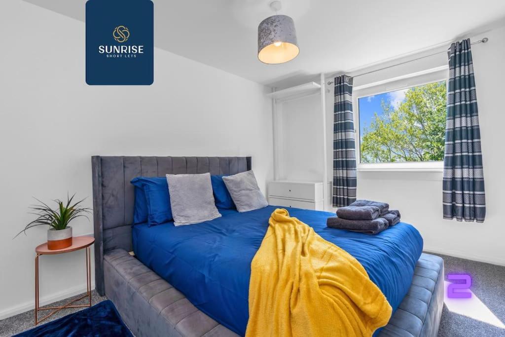 Springhill Townhouse, 3 Bedrooms, 2 Kings, 1 Single, Great Views, Newly Refurbished, Free Parking, Free Wifi, River View, Dock, Eden Views, Price Match Gaurantee By Sunrise Short Lets Dundee Holiday home *