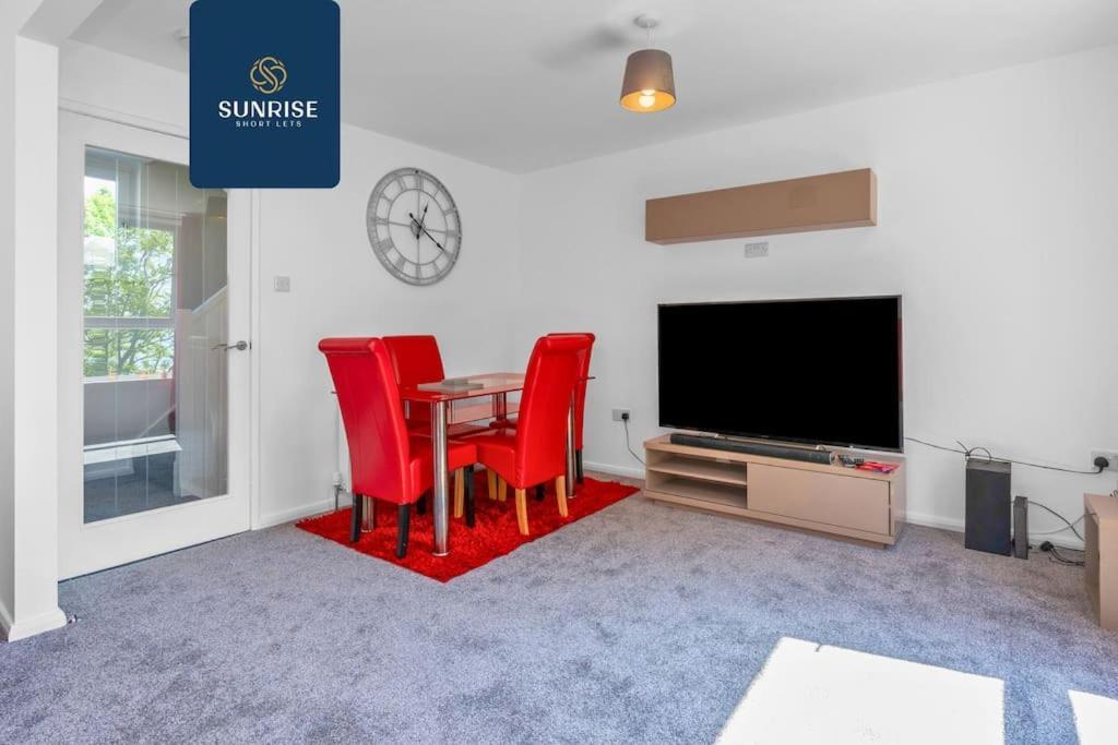 Springhill Townhouse, 3 Bedrooms, 2 Kings, 1 Single, Great Views, Newly Refurbished, Free Parking, Free Wifi, River View, Dock, Eden Views, Price Match Gaurantee By Sunrise Short Lets Dundee Holiday home Dundee