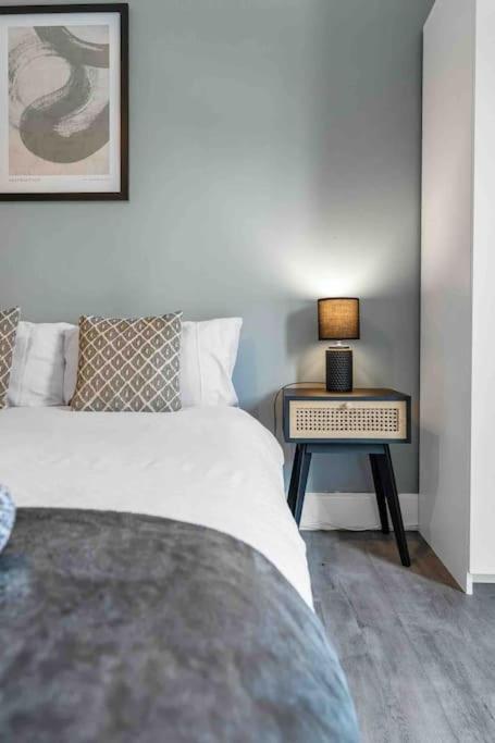 Seagate Heights Large, Stylish, Centre Flat * Dundee