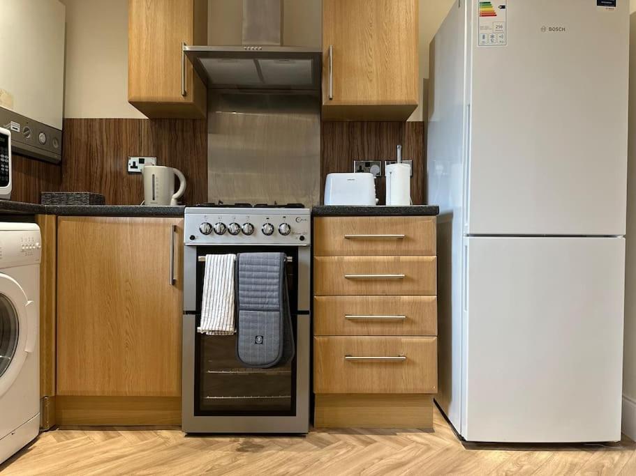 Modern And Stylish 1-bed In Centre - Perfect For Short Or Long & Contractors *