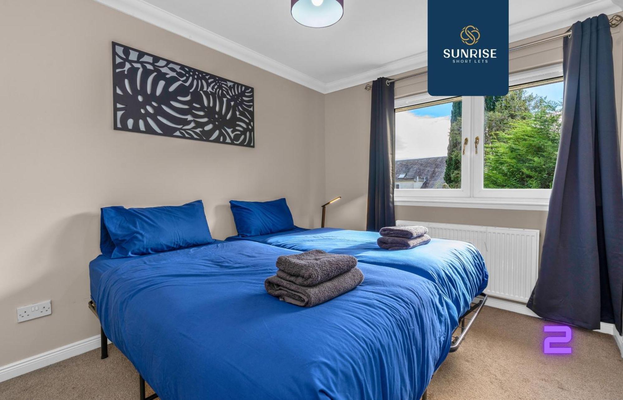 Muirton House 2 - Sleeps 8 Has 4 Twin Bedrooms With 4 Car Driveway, 2 Bathrooms, Smart Tv, Fully Equipped Kitchen, Large Dining And Living Space, Rear Garden, Free Wifi, Long Stays Welcome, Price Match Gaurantee By Sunrise Short Lets *