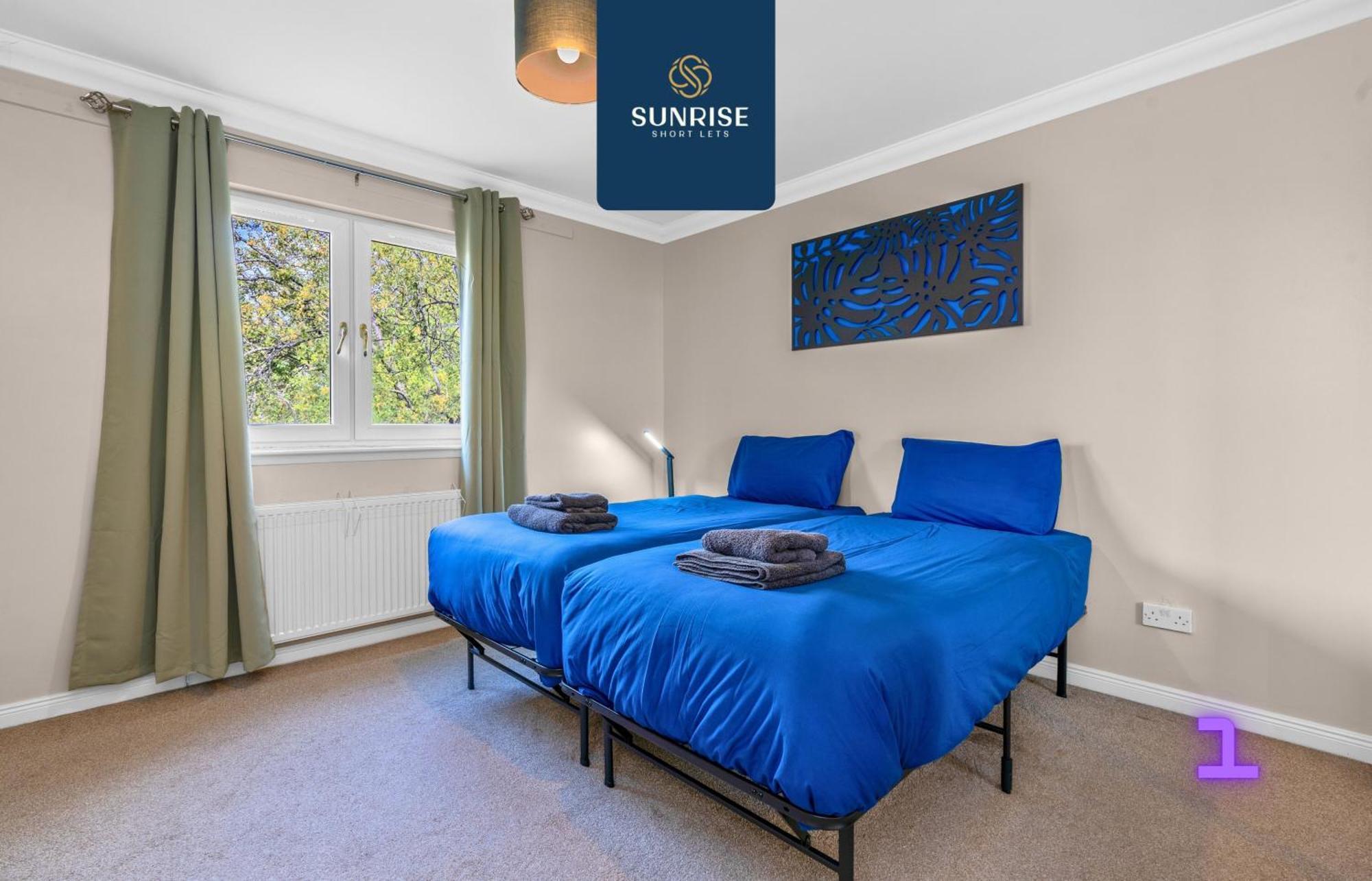 Muirton House 2 - Sleeps 8 Has 4 Twin Bedrooms With 4 Car Driveway, 2 Bathrooms, Smart Tv, Fully Equipped Kitchen, Large Dining And Living Space, Rear Garden, Free Wifi, Long Stays Welcome, Price Match Gaurantee By Sunrise Short Lets Holiday home Dundee