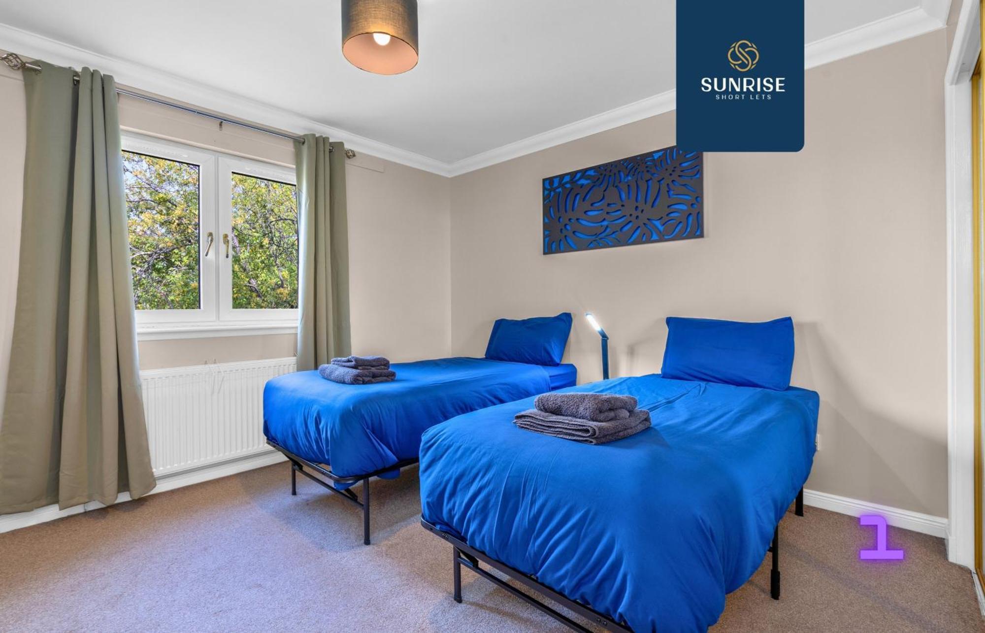 Muirton House 2 - Sleeps 8 Has 4 Twin Bedrooms With 4 Car Driveway, 2 Bathrooms, Smart Tv, Fully Equipped Kitchen, Large Dining And Living Space, Rear Garden, Free Wifi, Long Stays Welcome, Price Match Gaurantee By Sunrise Short Lets *