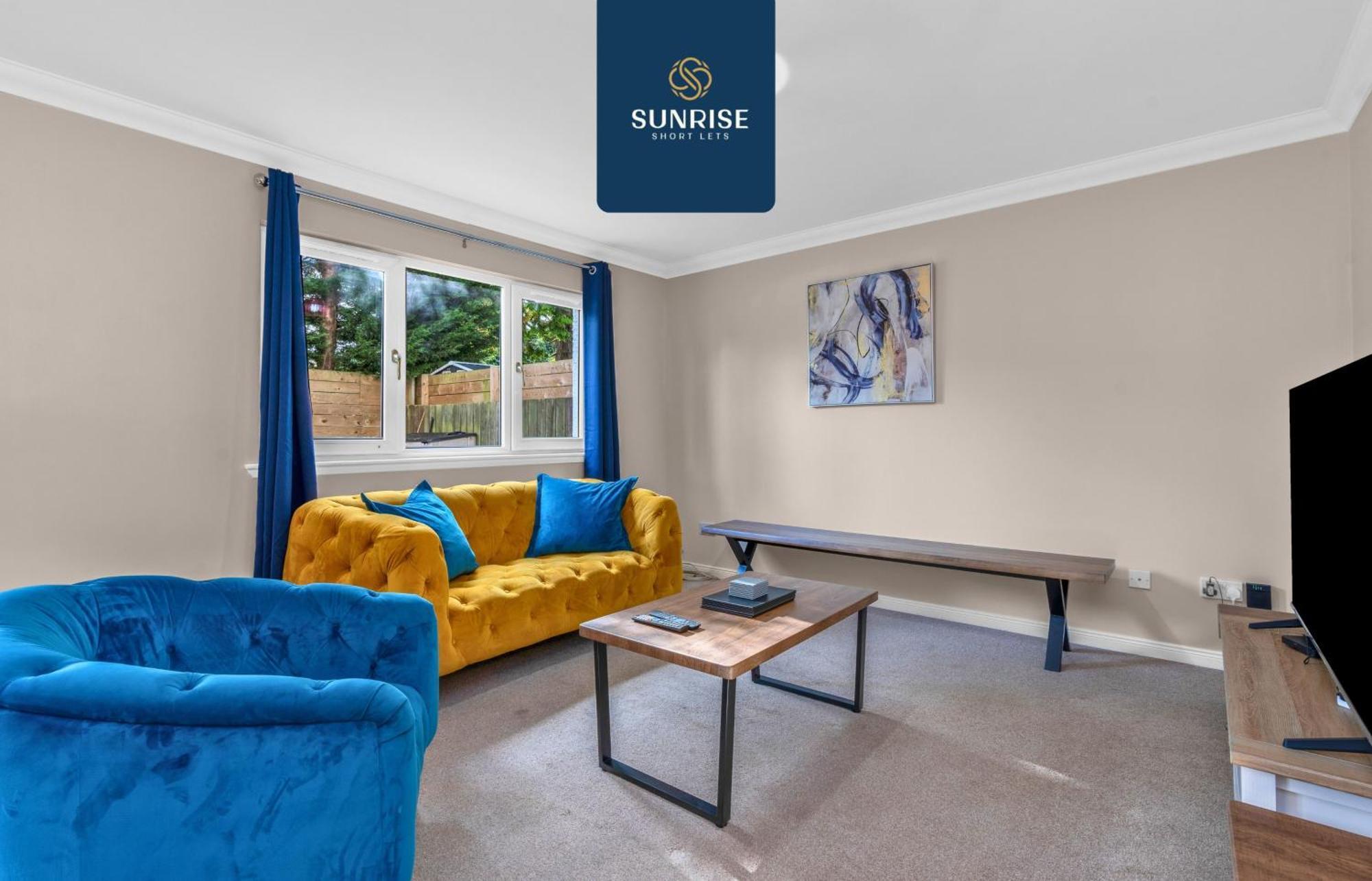 Muirton House 2 - Sleeps 8 Has 4 Twin Bedrooms With 4 Car Driveway, 2 Bathrooms, Smart Tv, Fully Equipped Kitchen, Large Dining And Living Space, Rear Garden, Free Wifi, Long Stays Welcome, Price Match Gaurantee By Sunrise Short Lets *