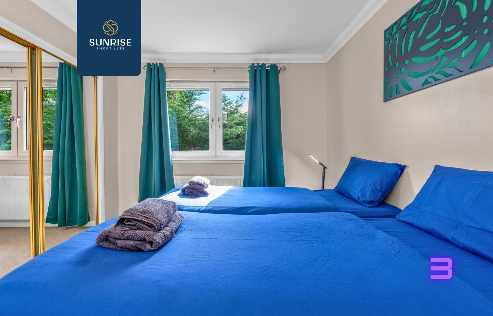 Muirton House 2 - Sleeps 8 Has 4 Twin Bedrooms With 4 Car Driveway, 2 Bathrooms, Smart Tv, Fully Equipped Kitchen, Large Dining And Living Space, Rear Garden, Free Wifi, Long Stays Welcome, Price Match Gaurantee By Sunrise Short Lets * Dundee