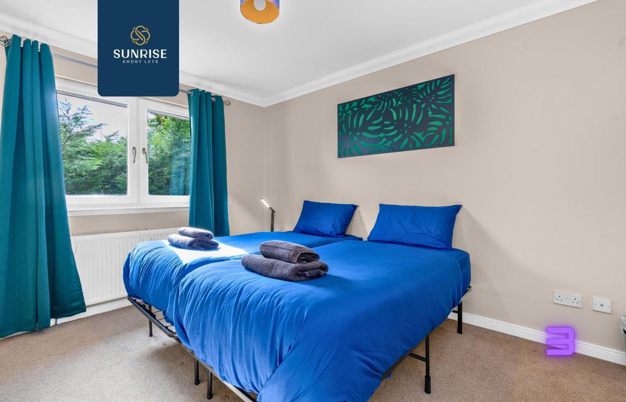 Holiday home Muirton House 2 - Sleeps 8 Has 4 Twin Bedrooms With 4 Car Driveway, 2 Bathrooms, Smart Tv, Fully Equipped Kitchen, Large Dining And Living Space, Rear Garden, Free Wifi, Long Stays Welcome, Price Match Gaurantee By Sunrise Short Lets