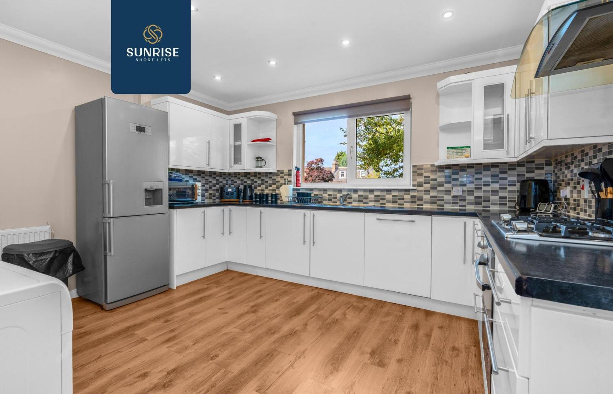 Holiday home Muirton House 2 - Sleeps 8 Has 4 Twin Bedrooms With 4 Car Driveway, 2 Bathrooms, Smart Tv, Fully Equipped Kitchen, Large Dining And Living Space, Rear Garden, Free Wifi, Long Stays Welcome, Price Match Gaurantee By Sunrise Short Lets *