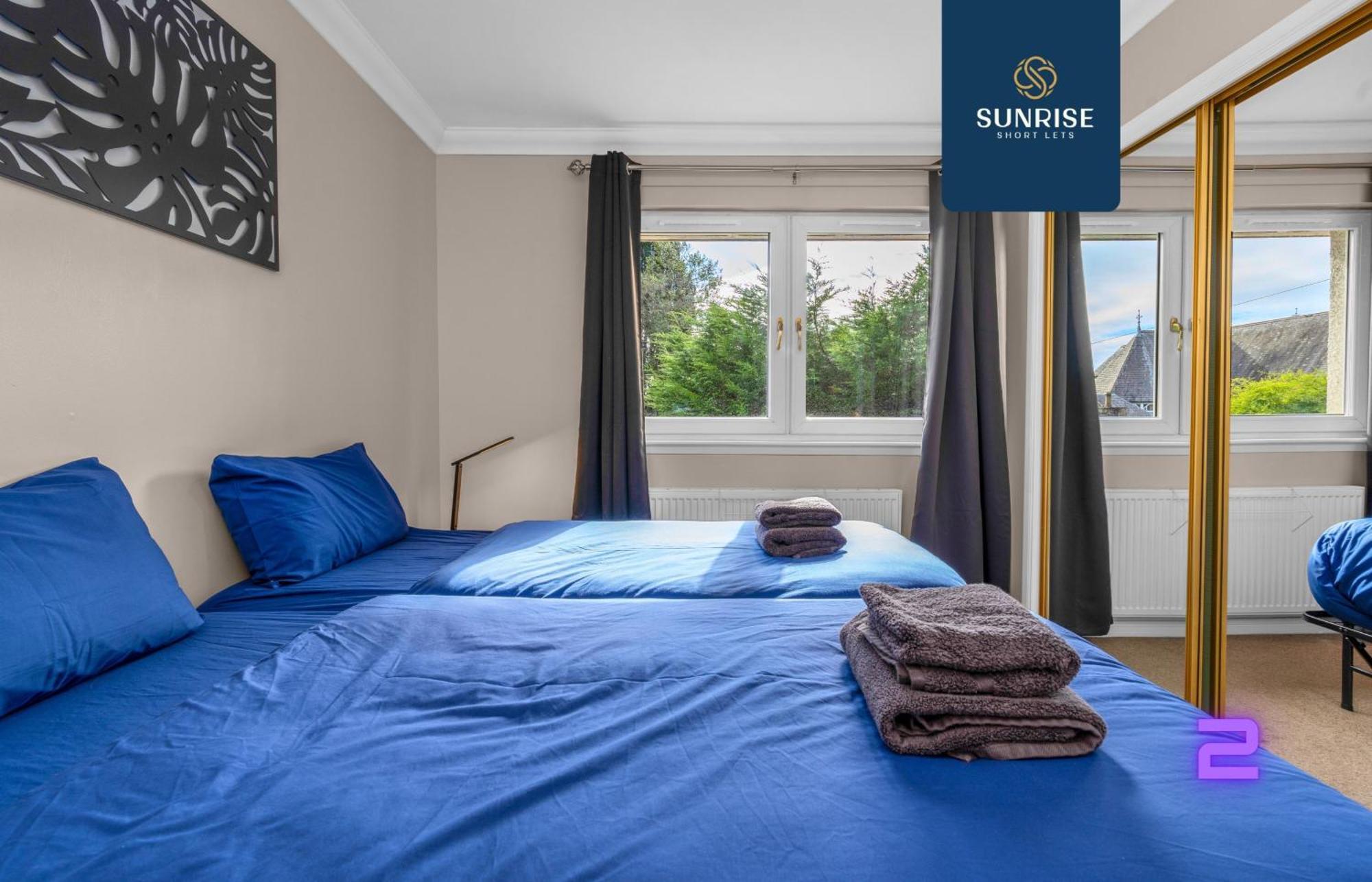 Muirton House 2 - Sleeps 8 Has 4 Twin Bedrooms With 4 Car Driveway, 2 Bathrooms, Smart Tv, Fully Equipped Kitchen, Large Dining And Living Space, Rear Garden, Free Wifi, Long Stays Welcome, Price Match Gaurantee By Sunrise Short Lets Holiday home Dundee