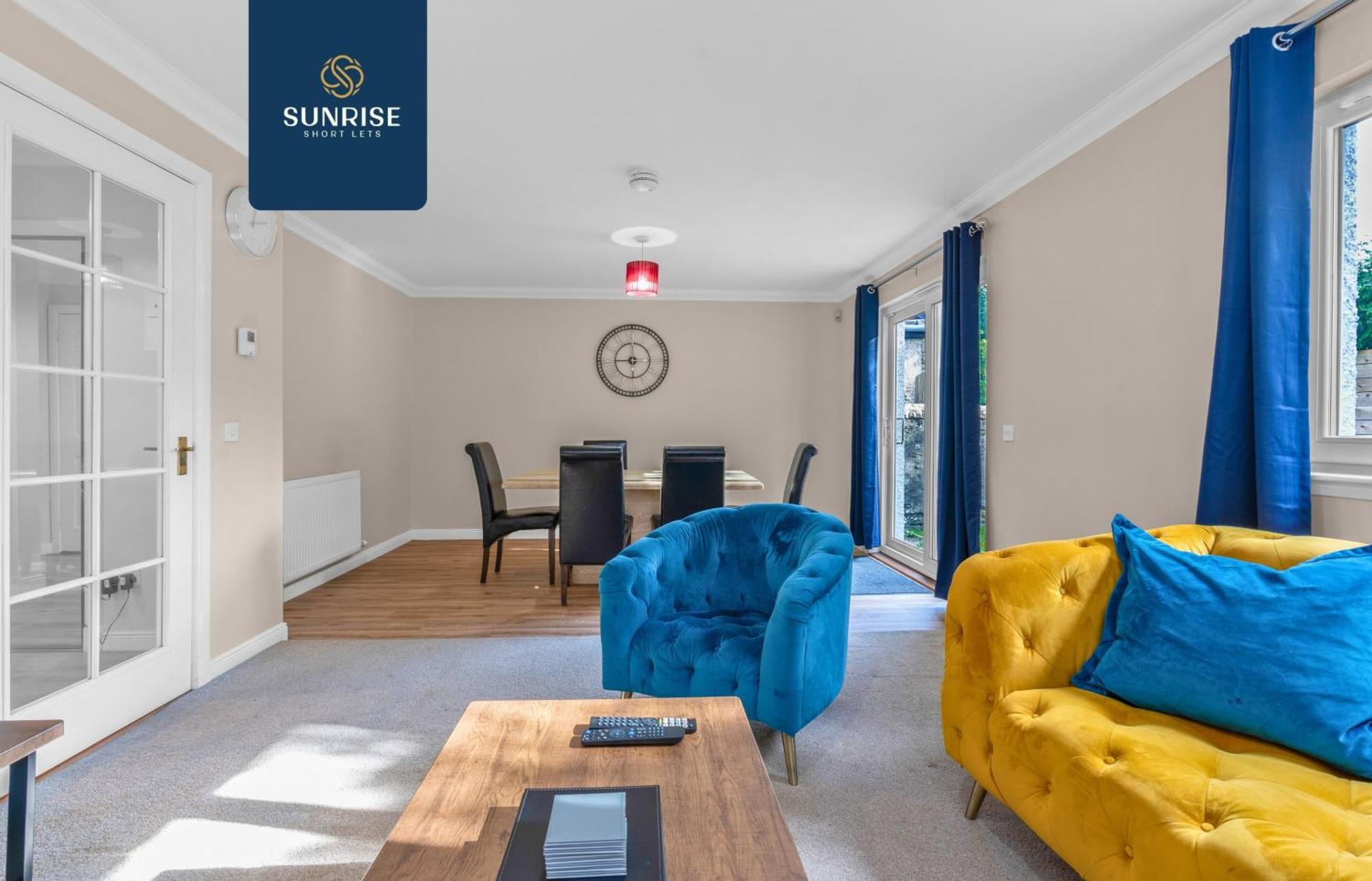 Muirton House 2 - Sleeps 8 Has 4 Twin Bedrooms With 4 Car Driveway, 2 Bathrooms, Smart Tv, Fully Equipped Kitchen, Large Dining And Living Space, Rear Garden, Free Wifi, Long Stays Welcome, Price Match Gaurantee By Sunrise Short Lets *