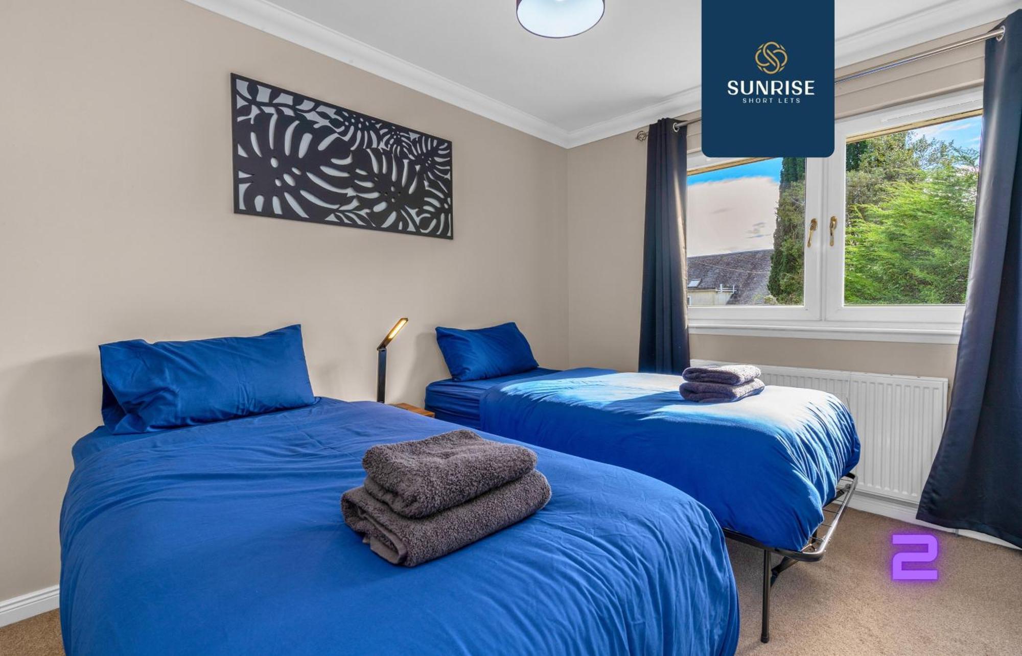 Muirton House 2 - Sleeps 8 Has 4 Twin Bedrooms With 4 Car Driveway, 2 Bathrooms, Smart Tv, Fully Equipped Kitchen, Large Dining And Living Space, Rear Garden, Free Wifi, Long Stays Welcome, Price Match Gaurantee By Sunrise Short Lets Dundee