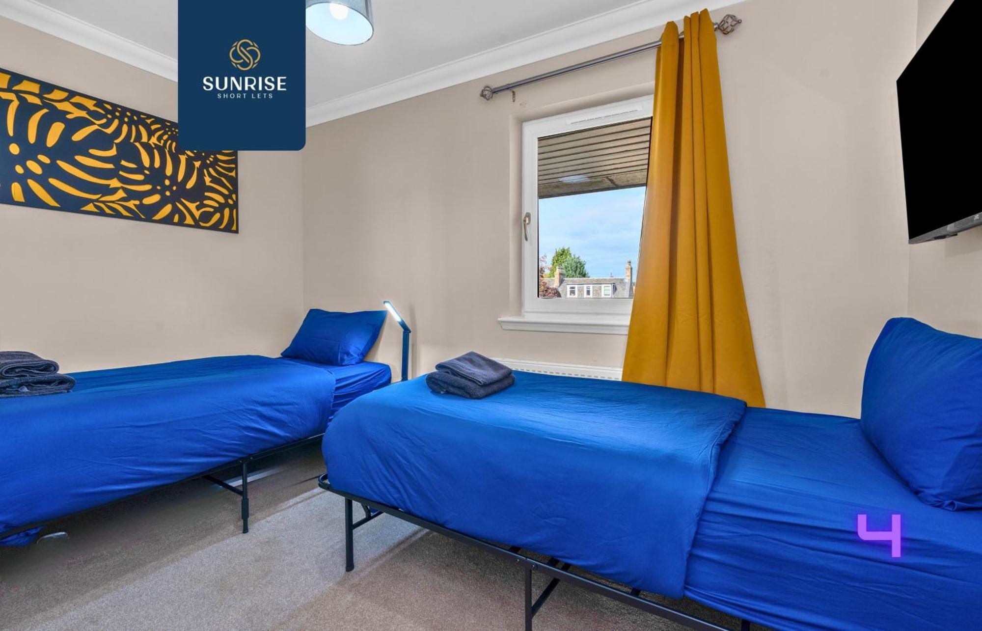 Holiday home Muirton House 2 - Sleeps 8 Has 4 Twin Bedrooms With 4 Car Driveway, 2 Bathrooms, Smart Tv, Fully Equipped Kitchen, Large Dining And Living Space, Rear Garden, Free Wifi, Long Stays Welcome, Price Match Gaurantee By Sunrise Short Lets