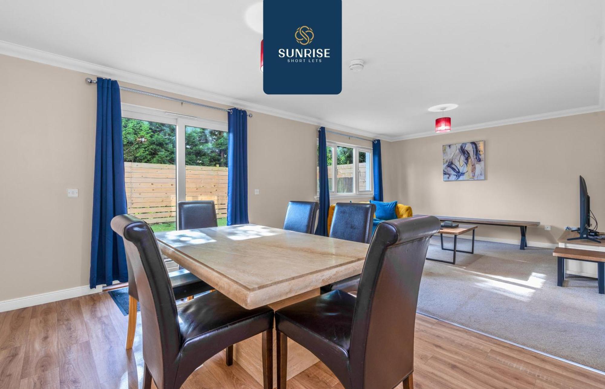 Muirton House 2 - Sleeps 8 Has 4 Twin Bedrooms With 4 Car Driveway, 2 Bathrooms, Smart Tv, Fully Equipped Kitchen, Large Dining And Living Space, Rear Garden, Free Wifi, Long Stays Welcome, Price Match Gaurantee By Sunrise Short Lets Holiday home Dundee