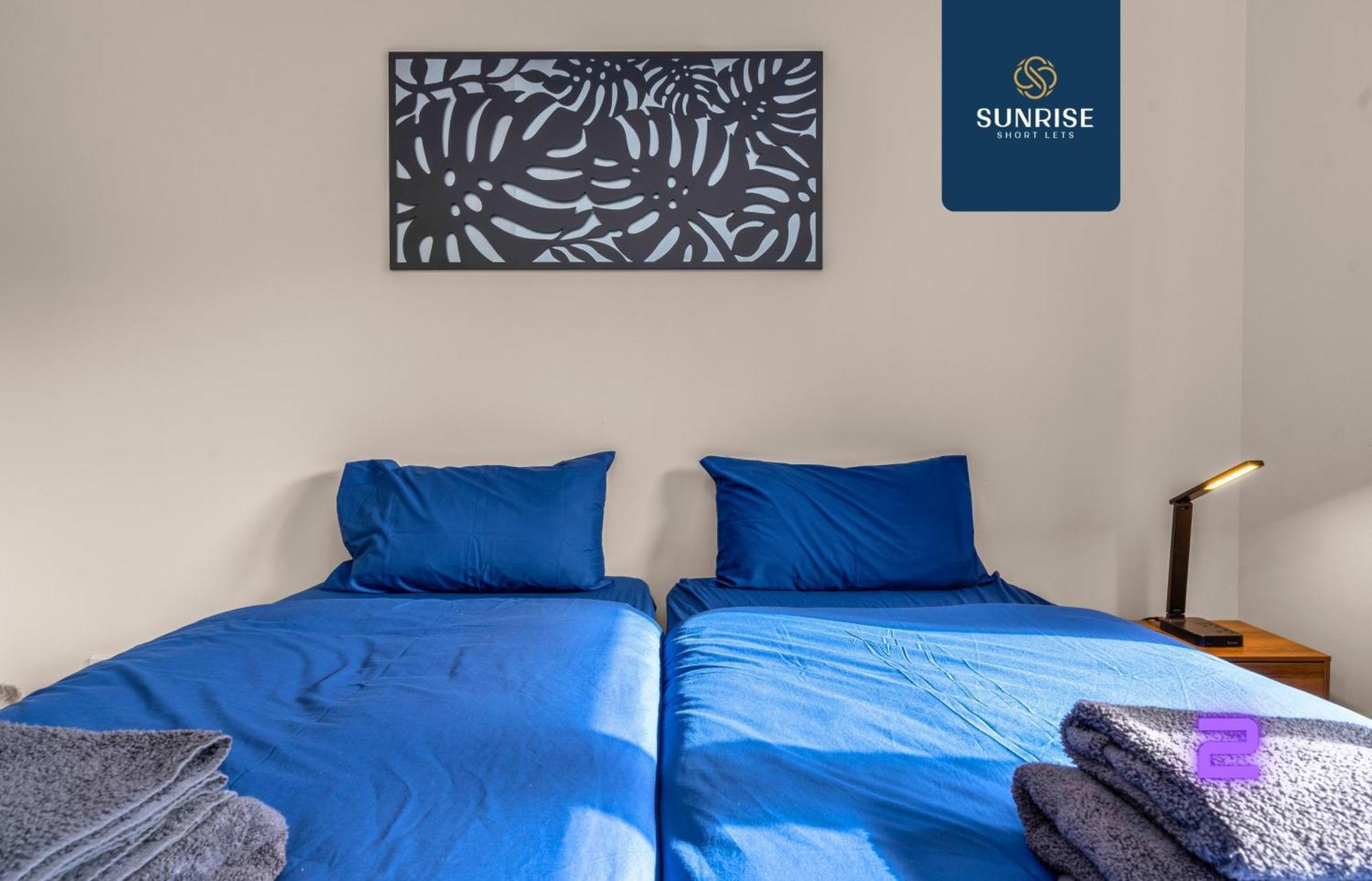 Holiday home Muirton House 2 - Sleeps 8 Has 4 Twin Bedrooms With 4 Car Driveway, 2 Bathrooms, Smart Tv, Fully Equipped Kitchen, Large Dining And Living Space, Rear Garden, Free Wifi, Long Stays Welcome, Price Match Gaurantee By Sunrise Short Lets Dundee