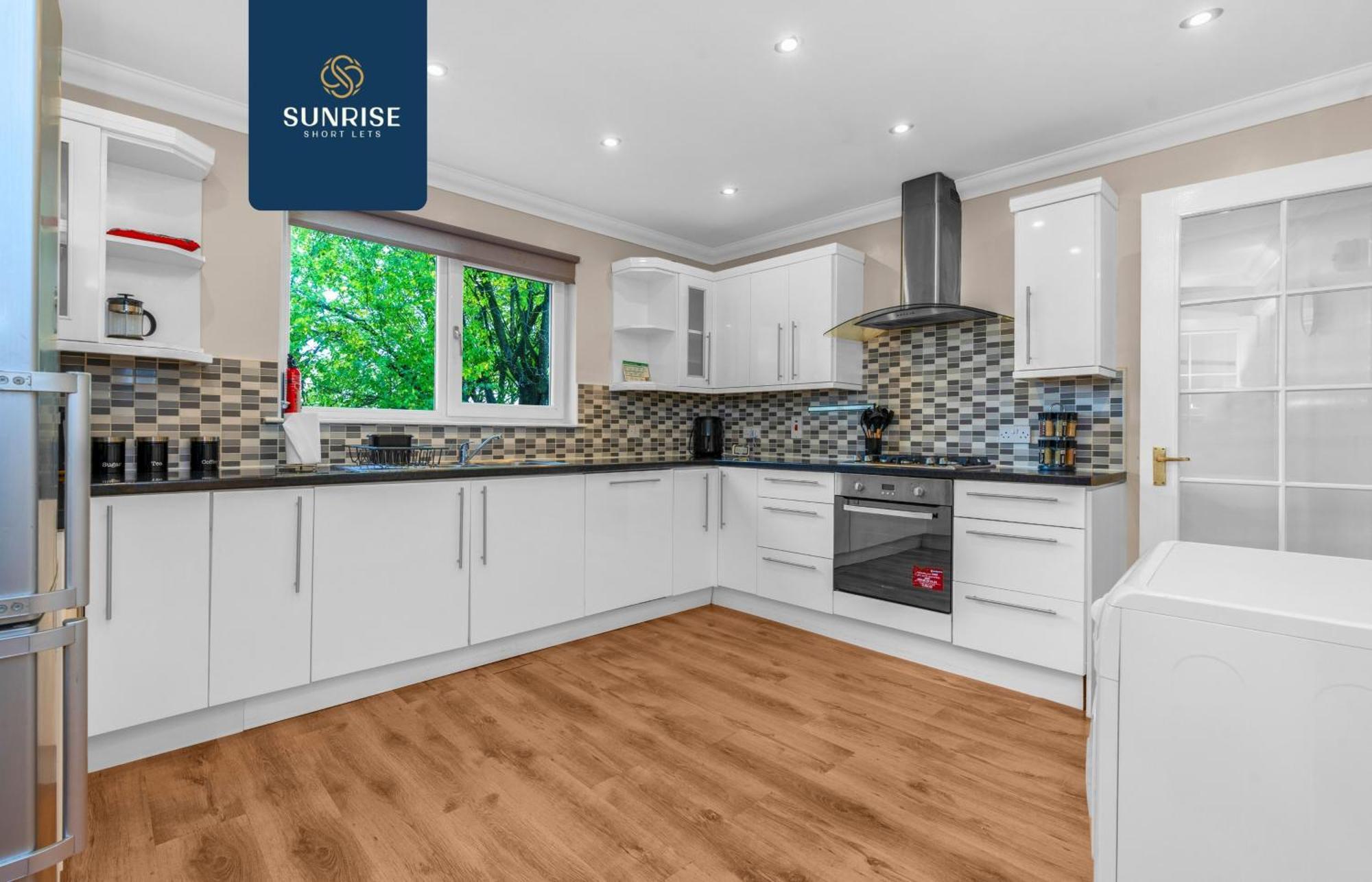 Muirton House 2 - Sleeps 8 Has 4 Twin Bedrooms With 4 Car Driveway, 2 Bathrooms, Smart Tv, Fully Equipped Kitchen, Large Dining And Living Space, Rear Garden, Free Wifi, Long Stays Welcome, Price Match Gaurantee By Sunrise Short Lets * Dundee