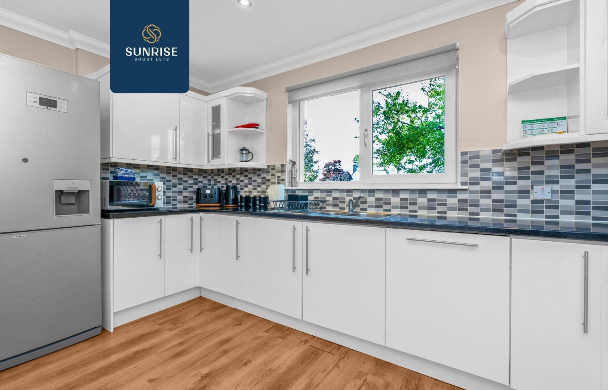 Muirton House 2 - Sleeps 8 Has 4 Twin Bedrooms With 4 Car Driveway, 2 Bathrooms, Smart Tv, Fully Equipped Kitchen, Large Dining And Living Space, Rear Garden, Free Wifi, Long Stays Welcome, Price Match Gaurantee By Sunrise Short Lets Holiday home *